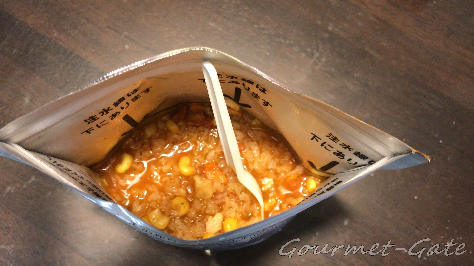 尾西食品、チキンライスを調理