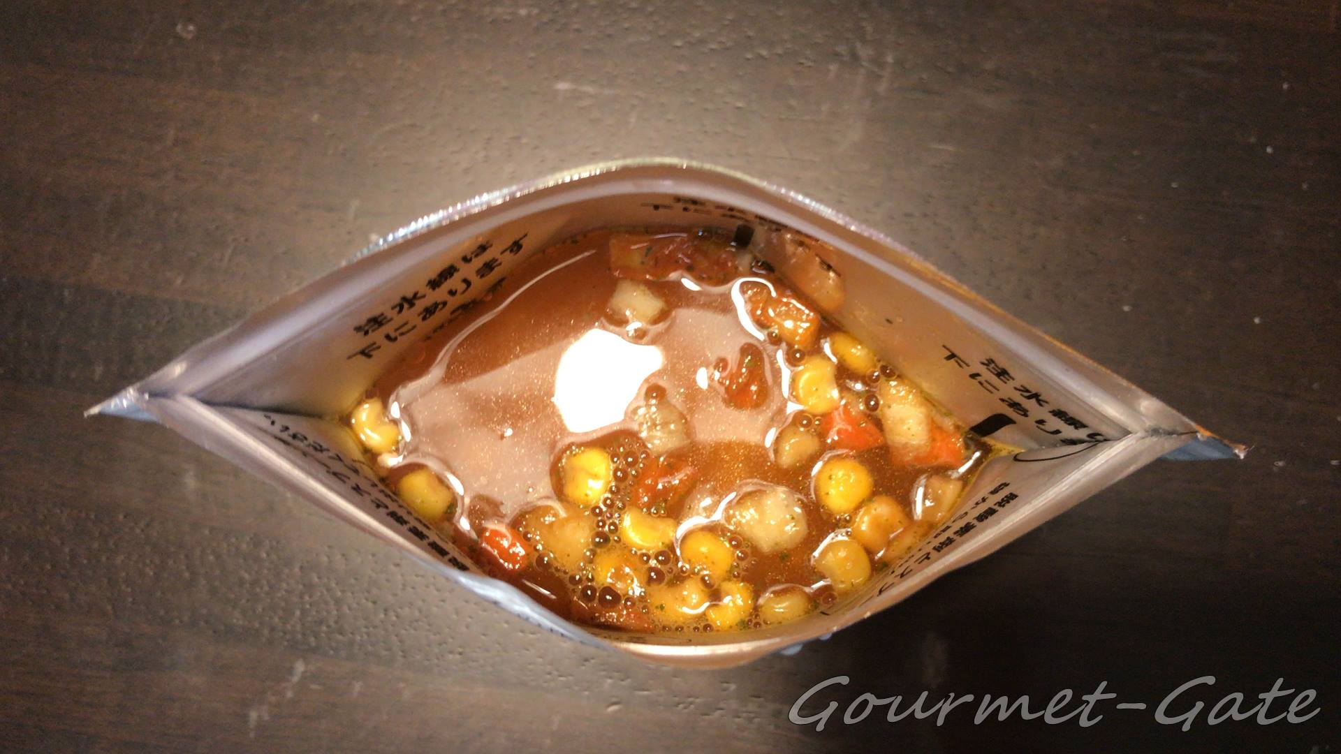 尾西食品、線までしっかり水をそそぐ