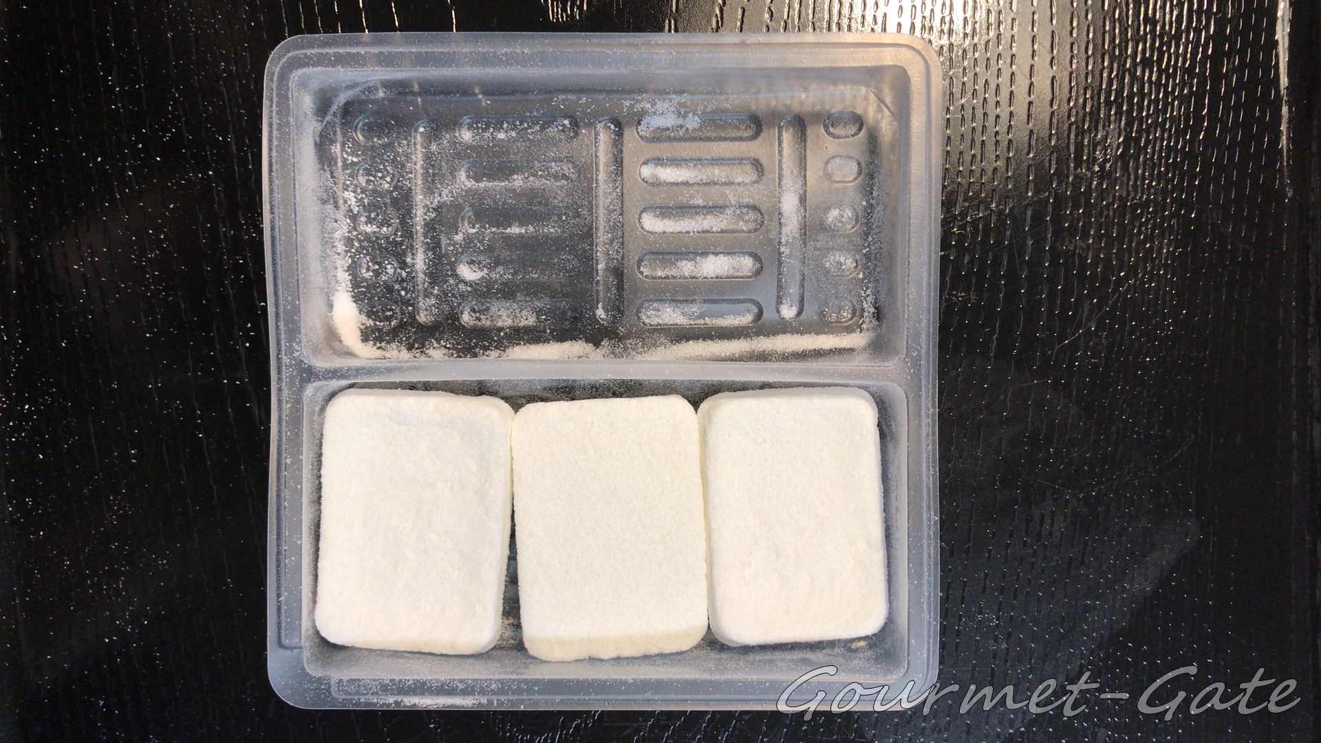 乾燥餅をトレイの片側に入れる