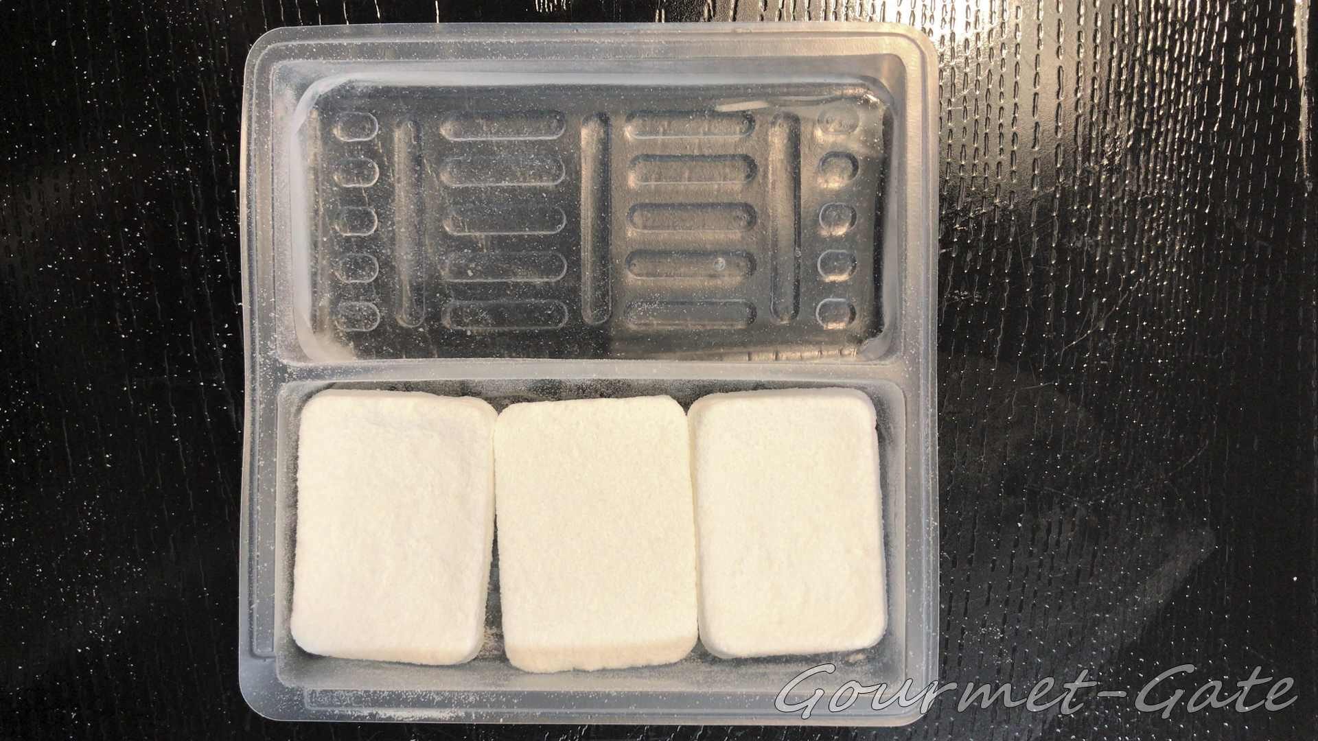 乾燥餅の反対側に水を注ぐ