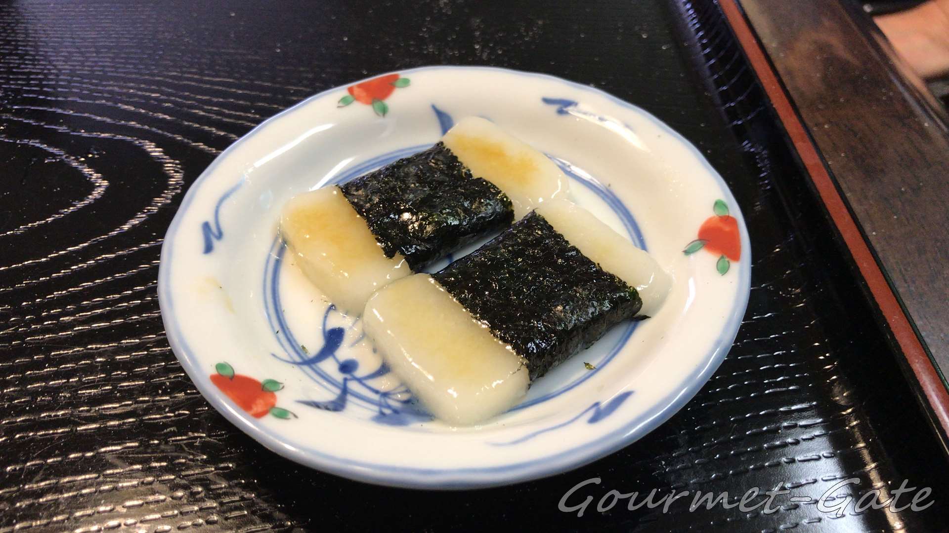 いそべ餅はノリを巻くことが出来、知育駄菓子の様な楽しさがある