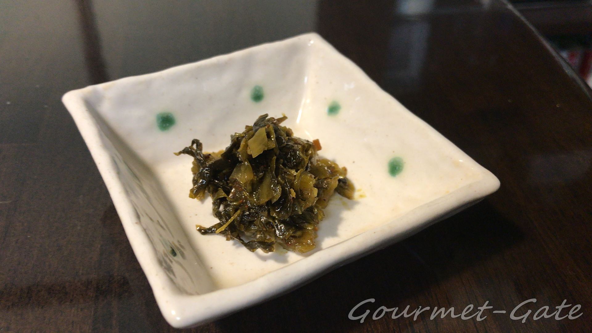 やまやのからし高菜を盛り付け