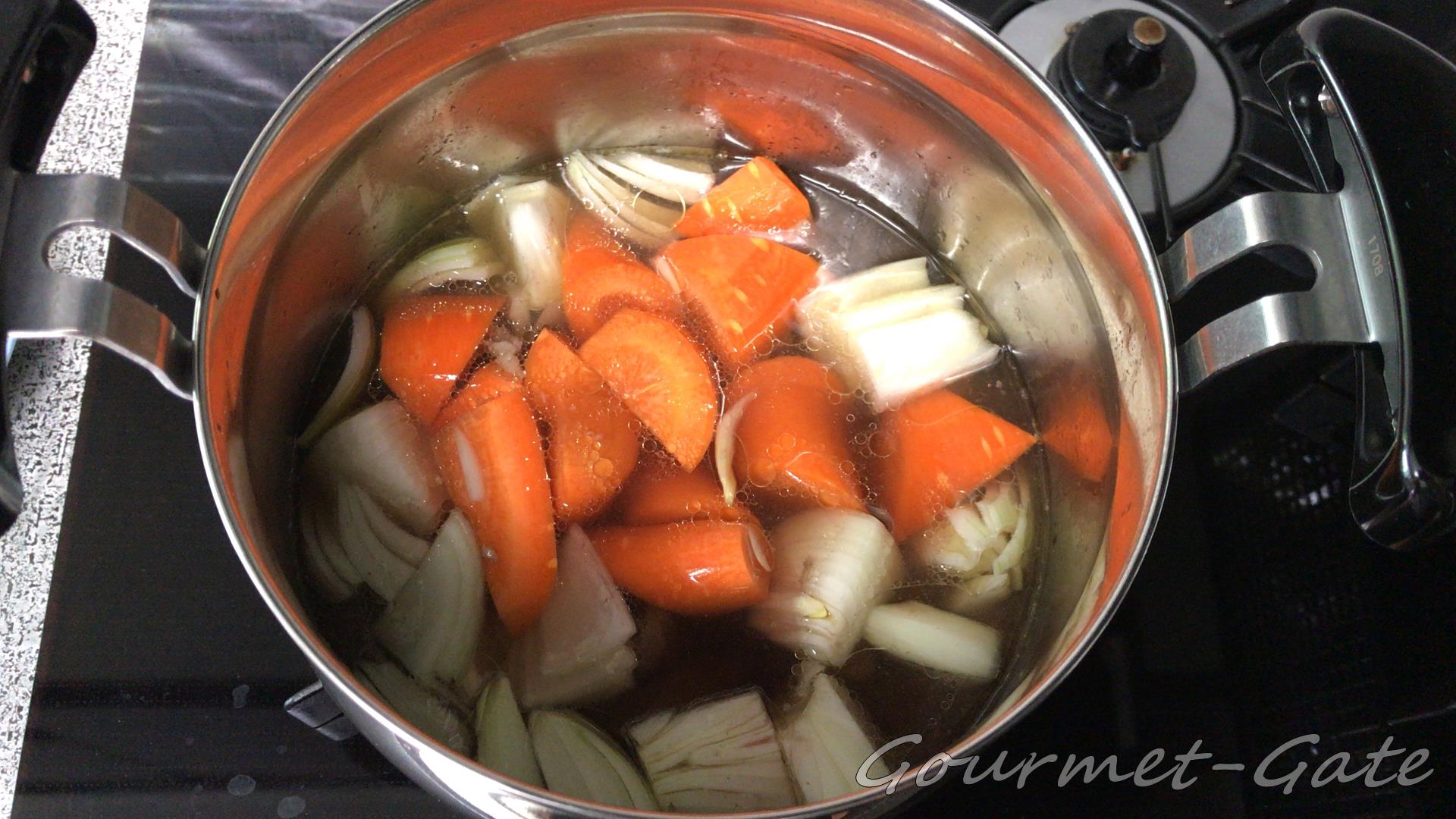肉が煮えたら野菜を投入