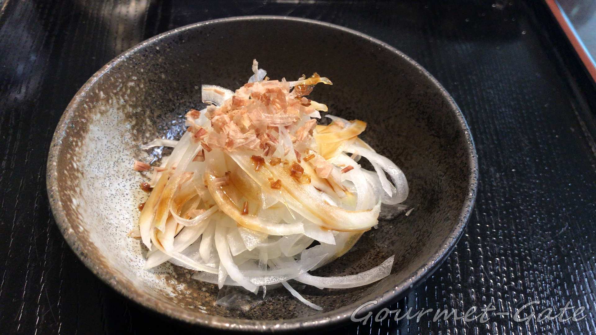 熟成玉ネギのオニオンサラダ