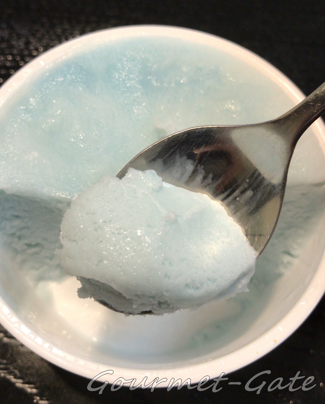 高知アイスの天日塩をすくう