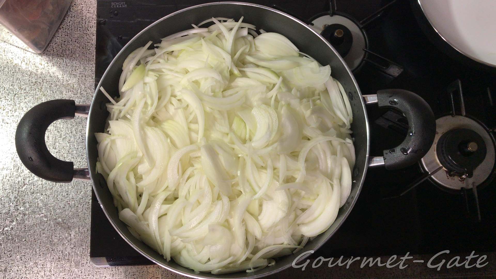 大型なべで大量の飴色玉ねぎをつくるよ！
