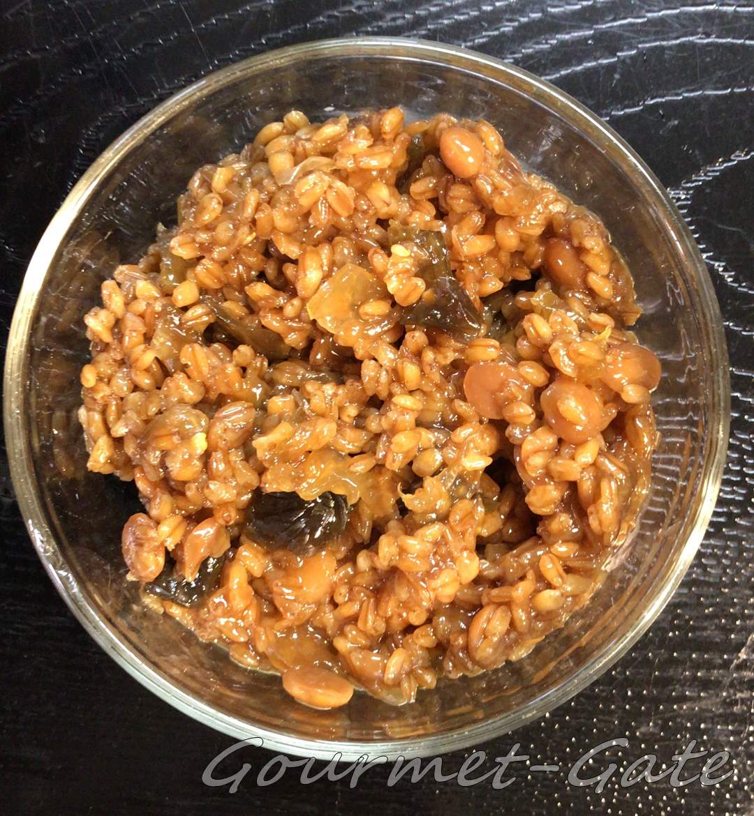 かわばたみそのおかずみそをガラスの容器に移した
