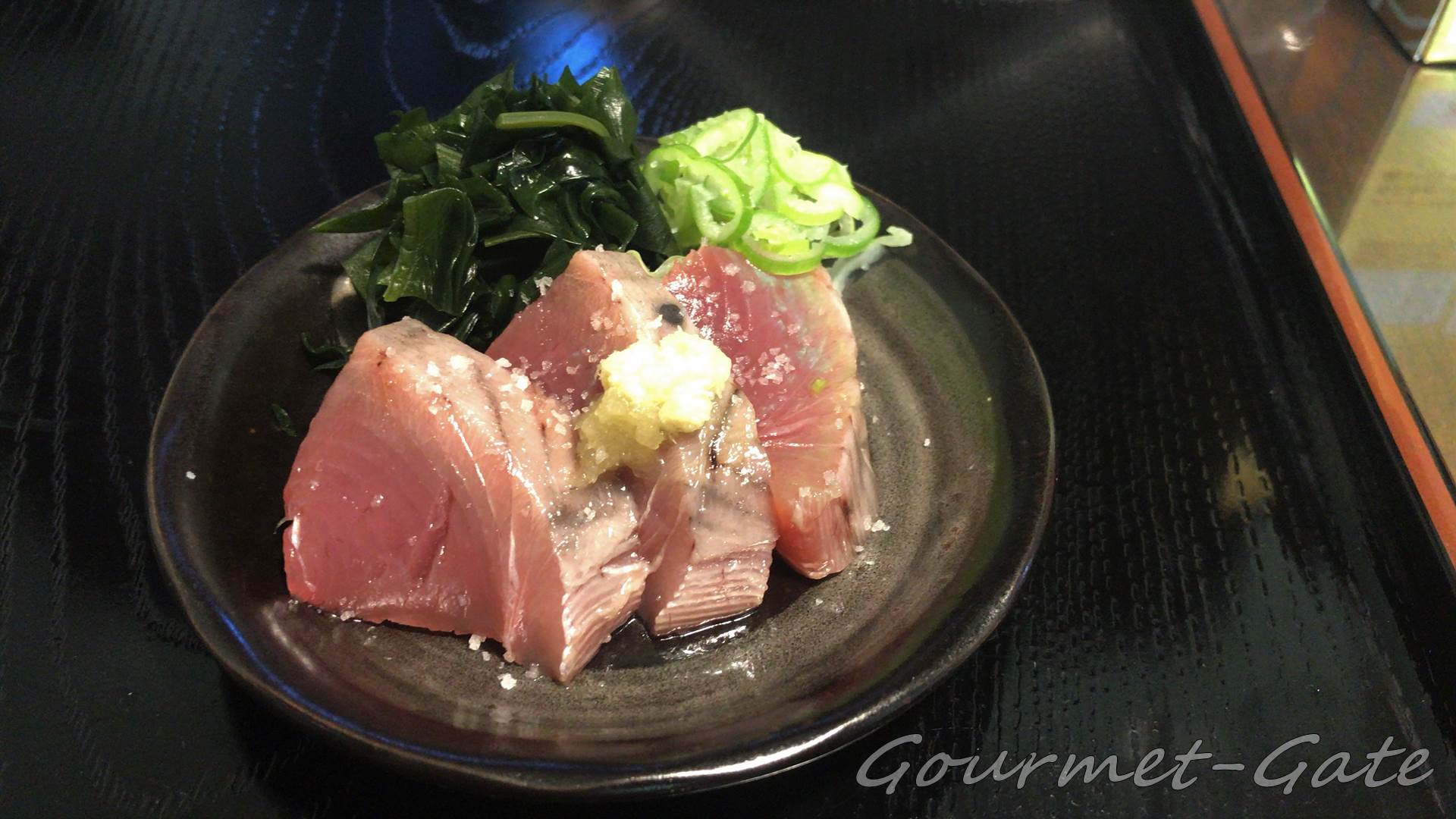 粗い塩であるピンクはカツオのたたきに使用