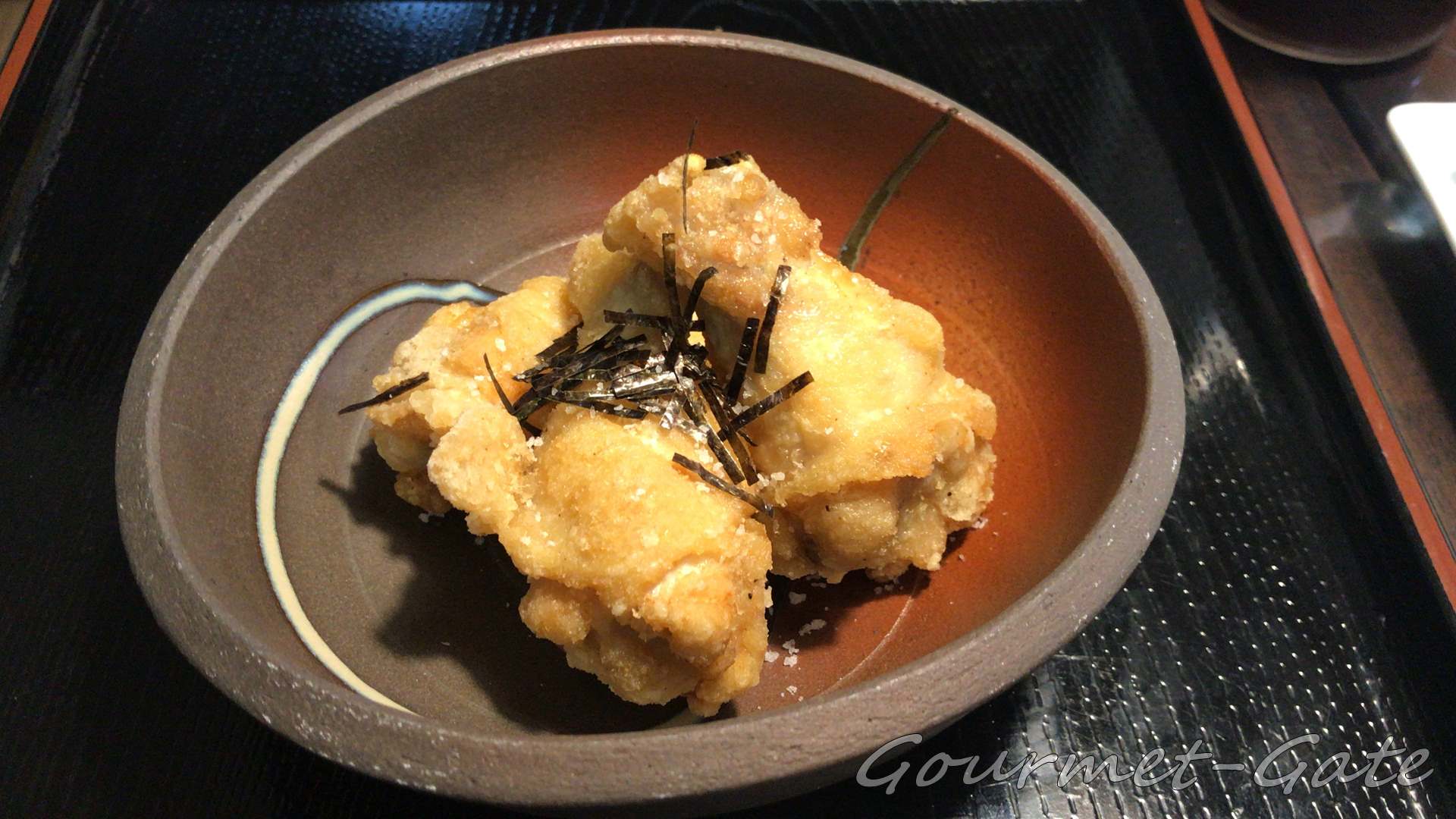 薄味に作った塩唐揚げにピンクの塩をふる