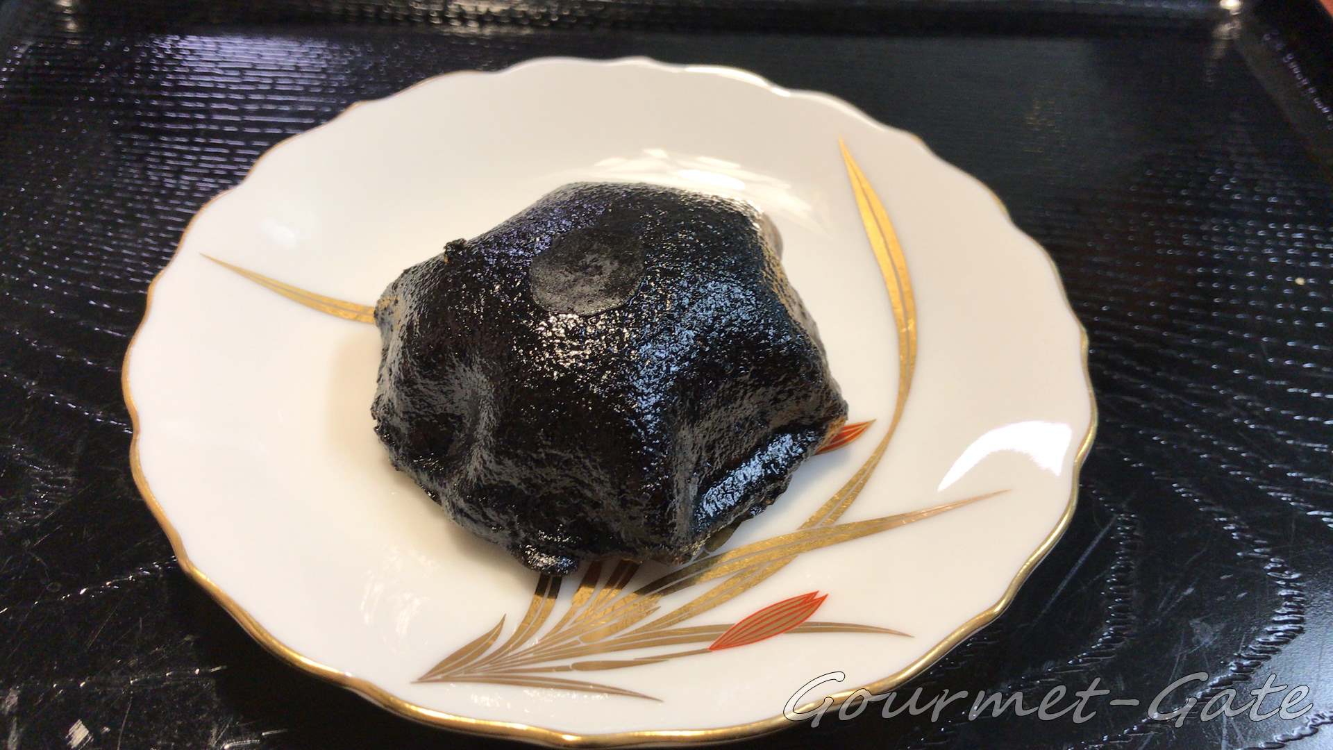 真っ黒な亀型せんべいが現れる