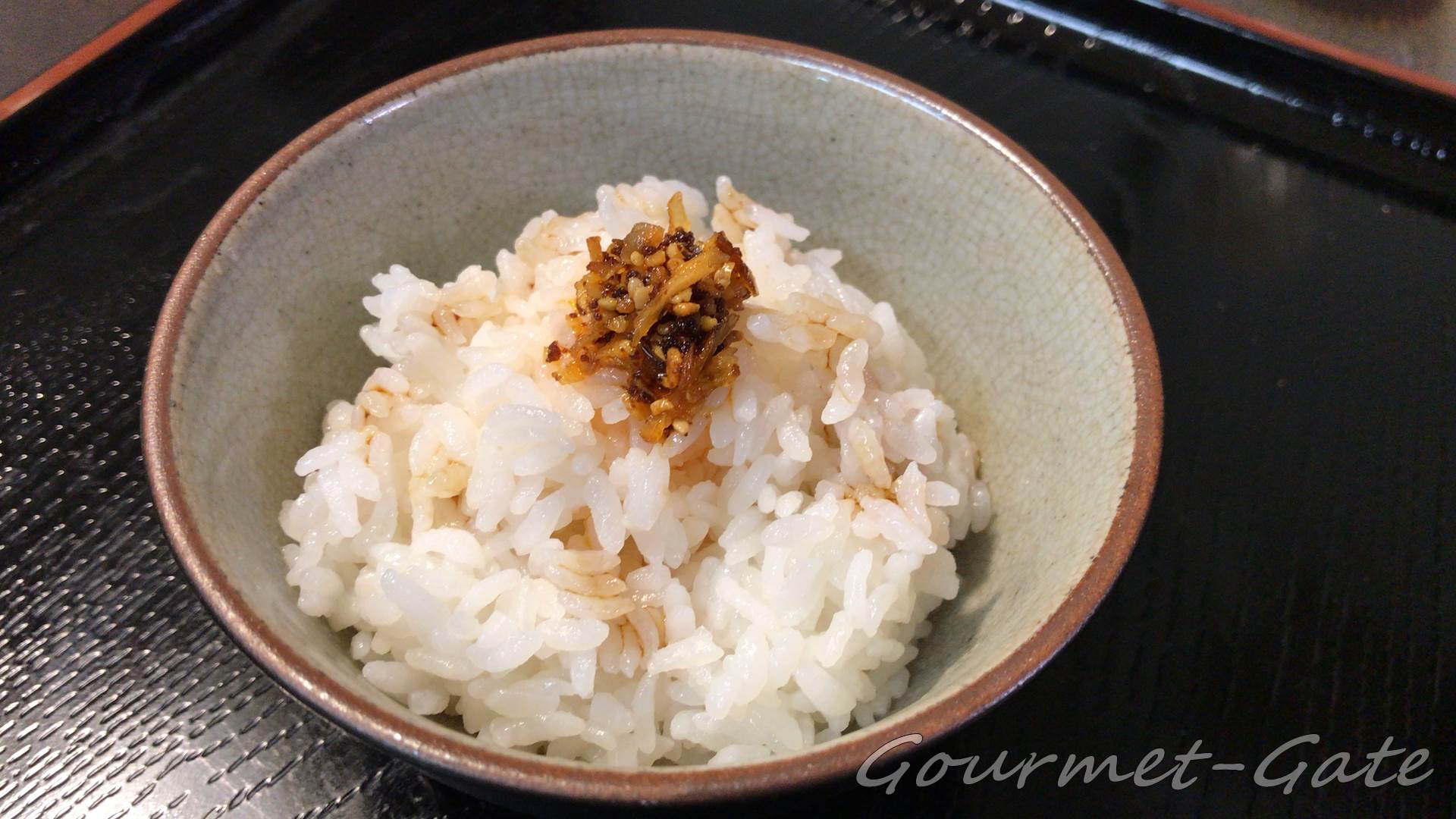 食べるすりごまラー油をご飯に乗せる