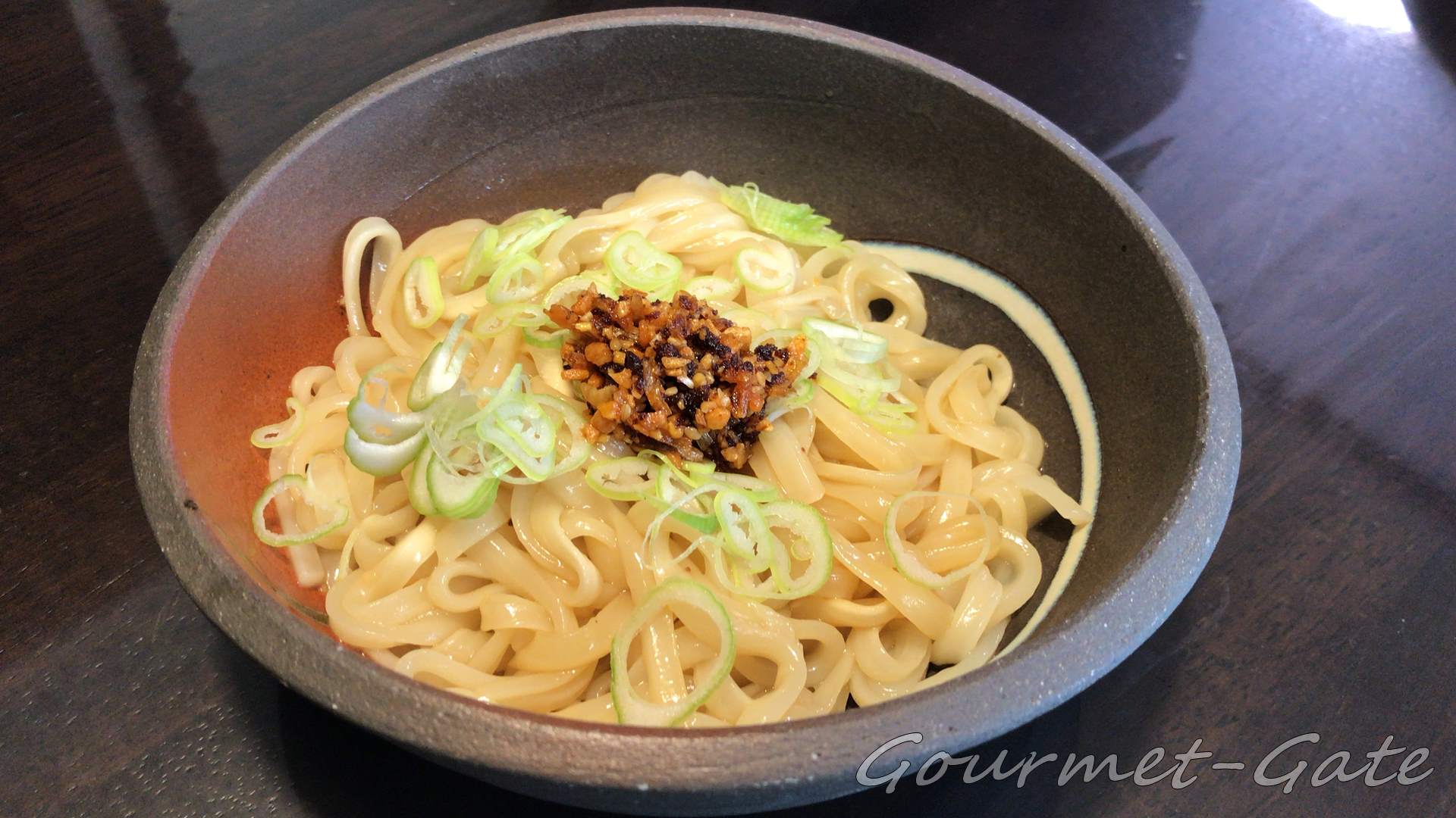 食べるすりごまラー油をかけた油そば