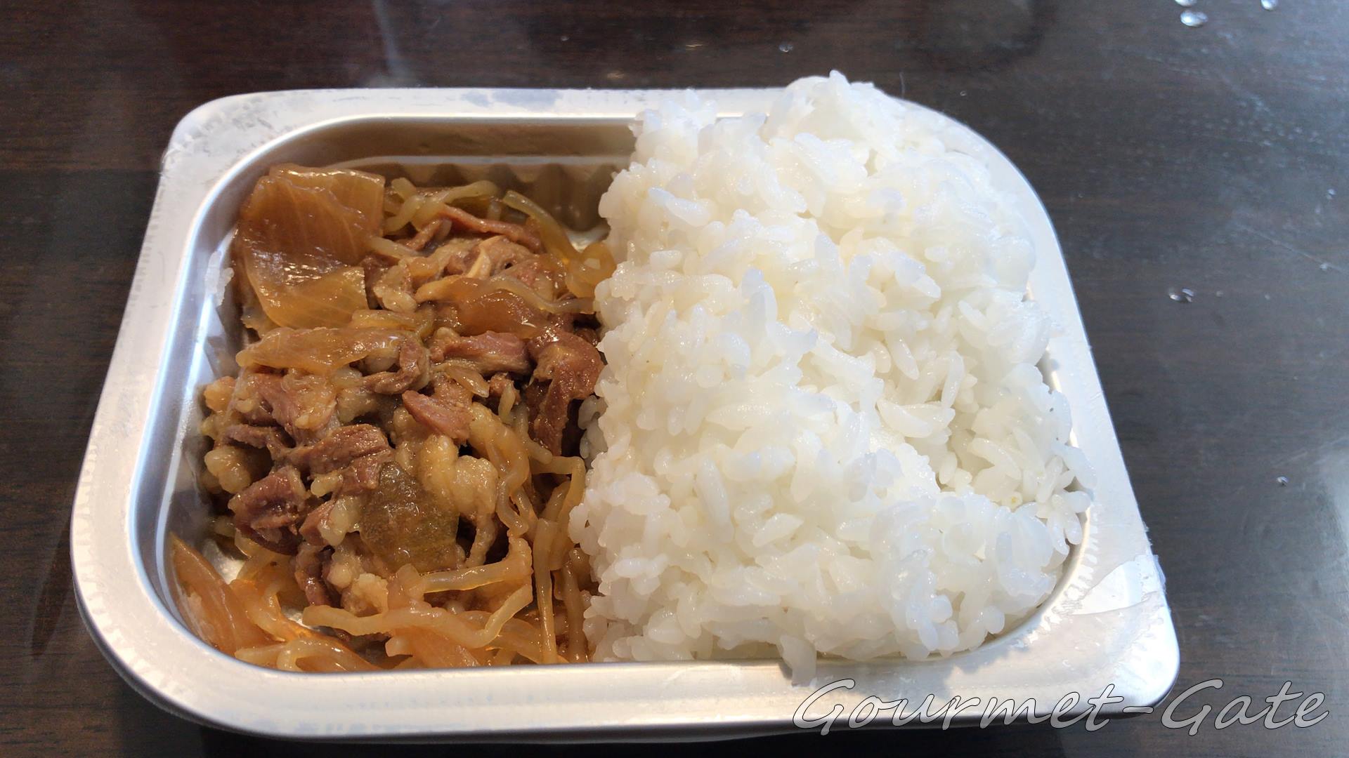 １食ボックスの牛丼を盛り付け