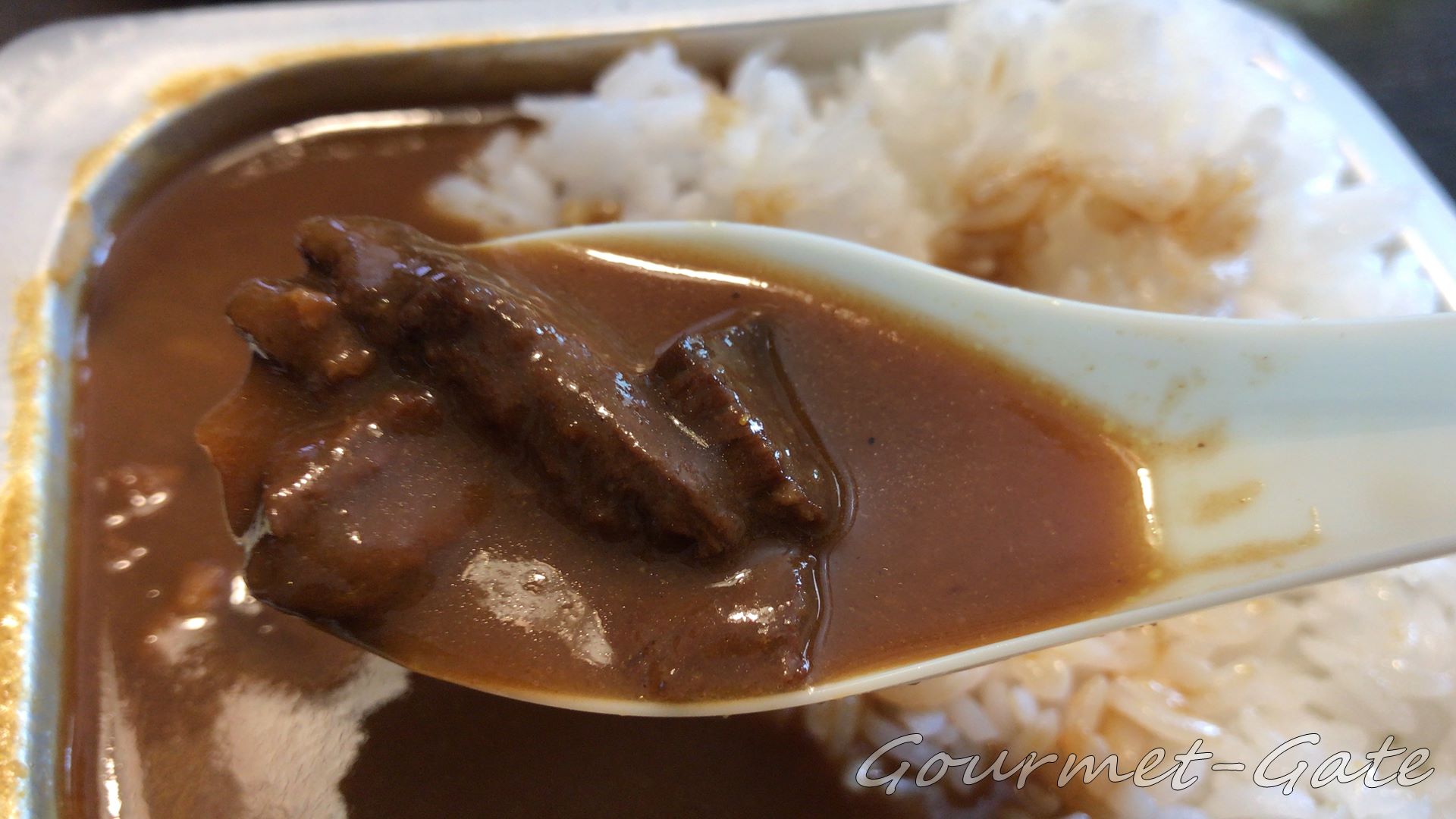 普段食べているレトルトカレーに遜色ないクオリティのレスキューフーズ