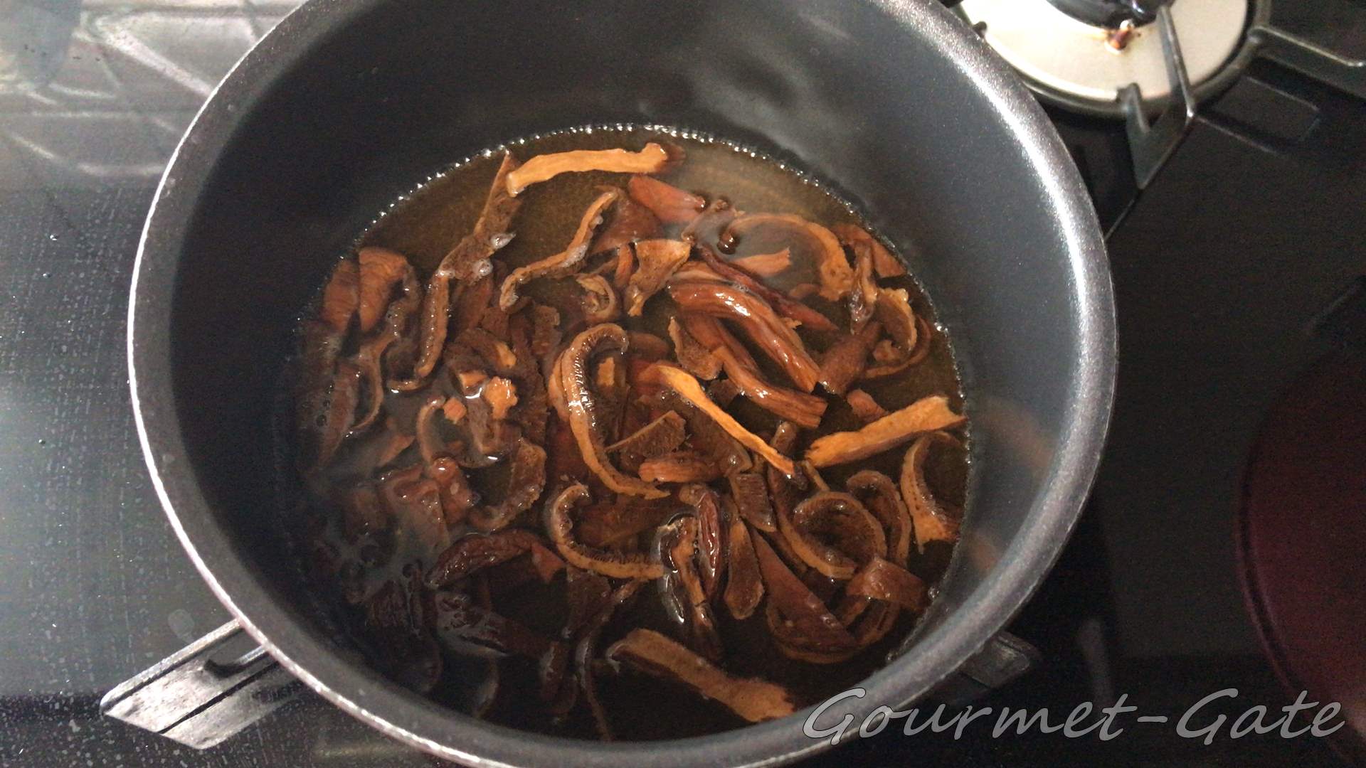 戻し汁と一緒にちたけを煮る