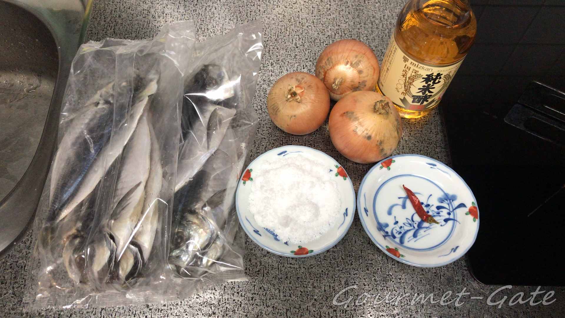 鯵の干物、玉ねぎ、調味料