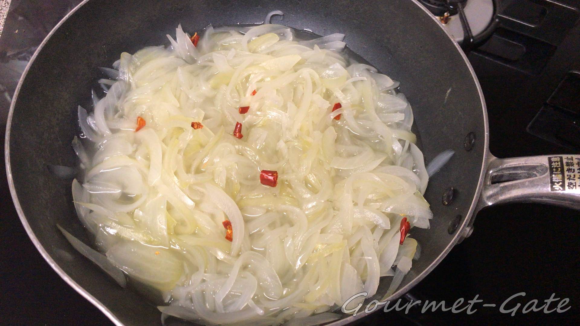 透き通った玉ねぎ、調味料を加える