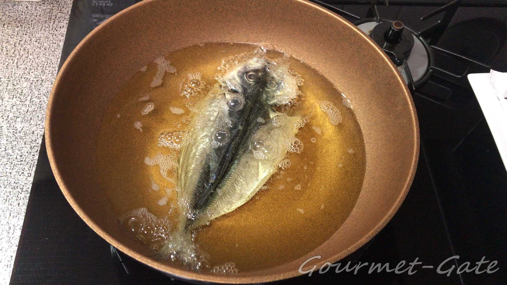 魚は皮目を上にして揚げると身がめくれない