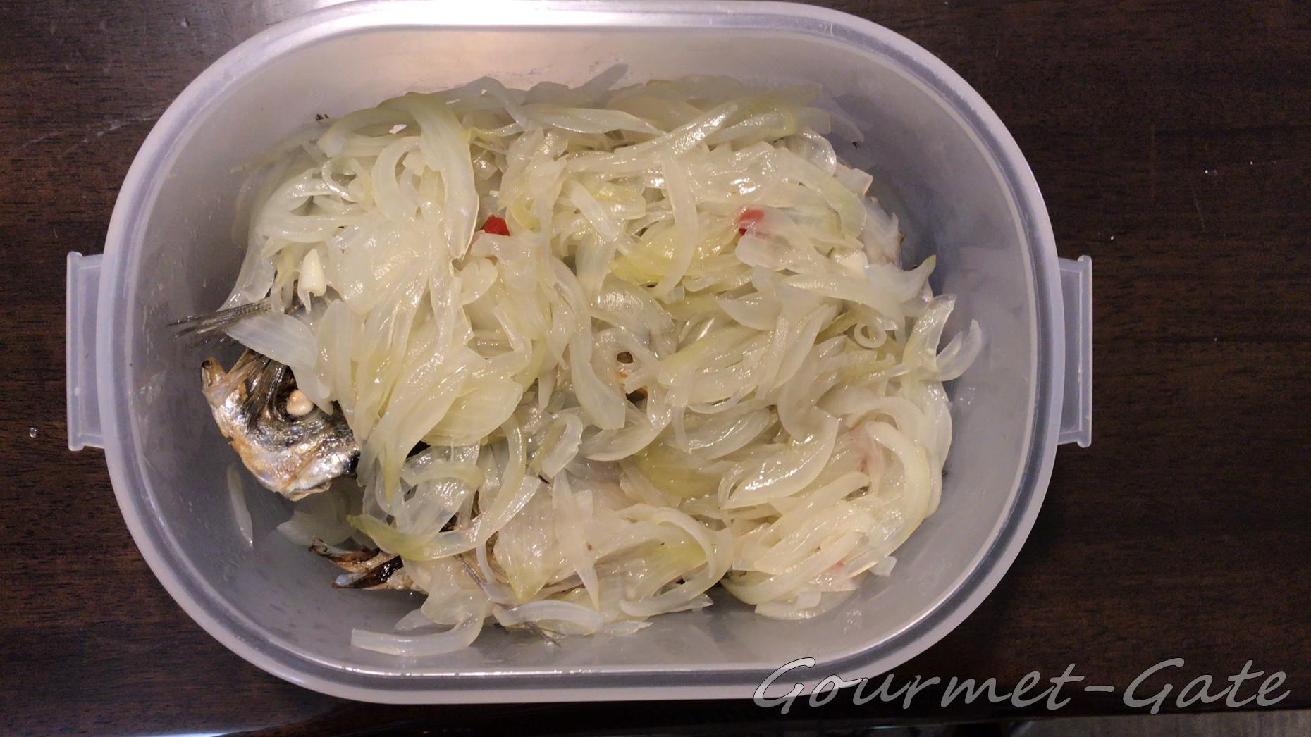 鯵の南蛮漬け、揚げた鯵を玉ねぎと調味料でサンド