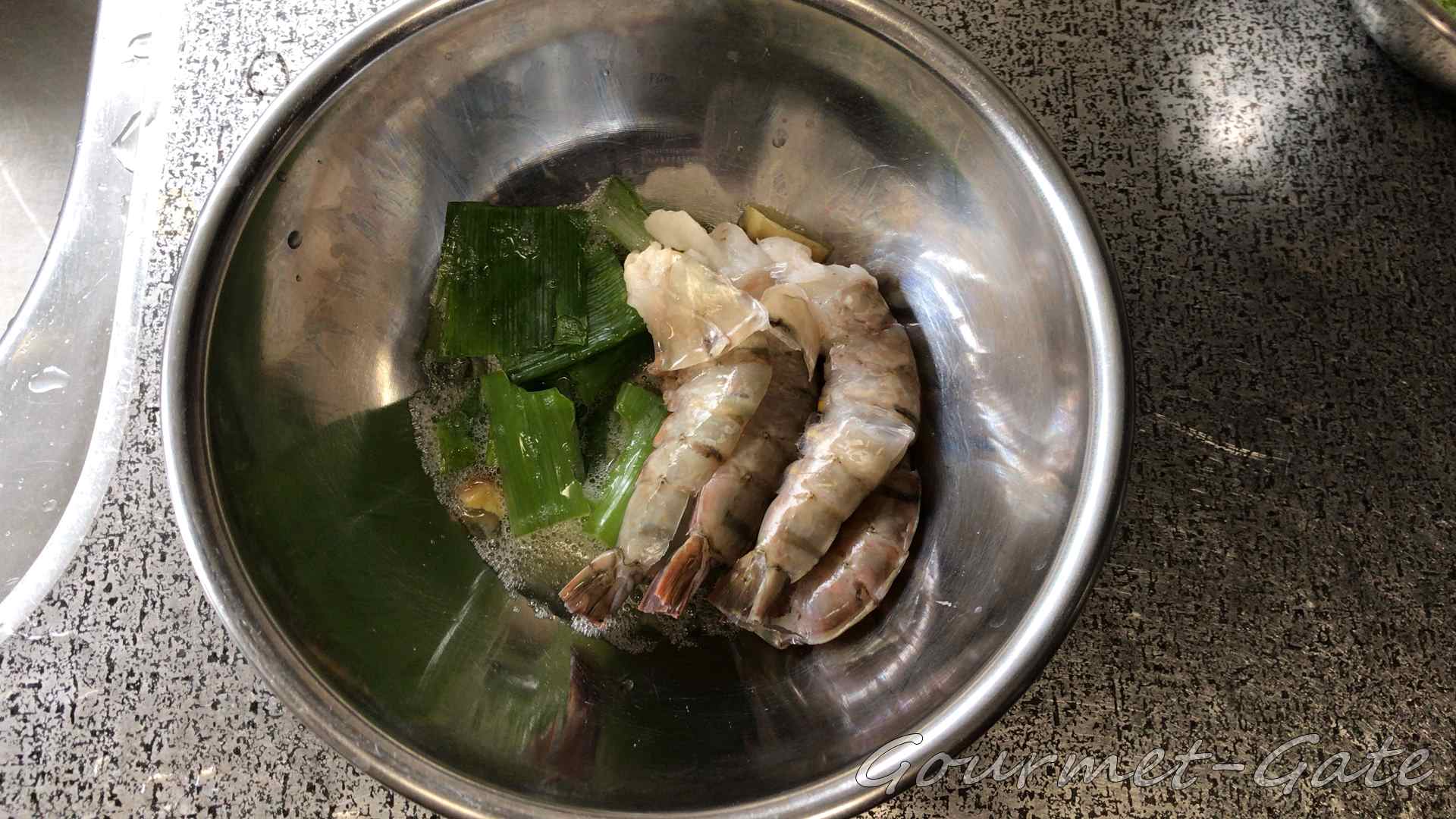 卵白、ネギ、ショウガでエビの臭み抜きと同時に下処理