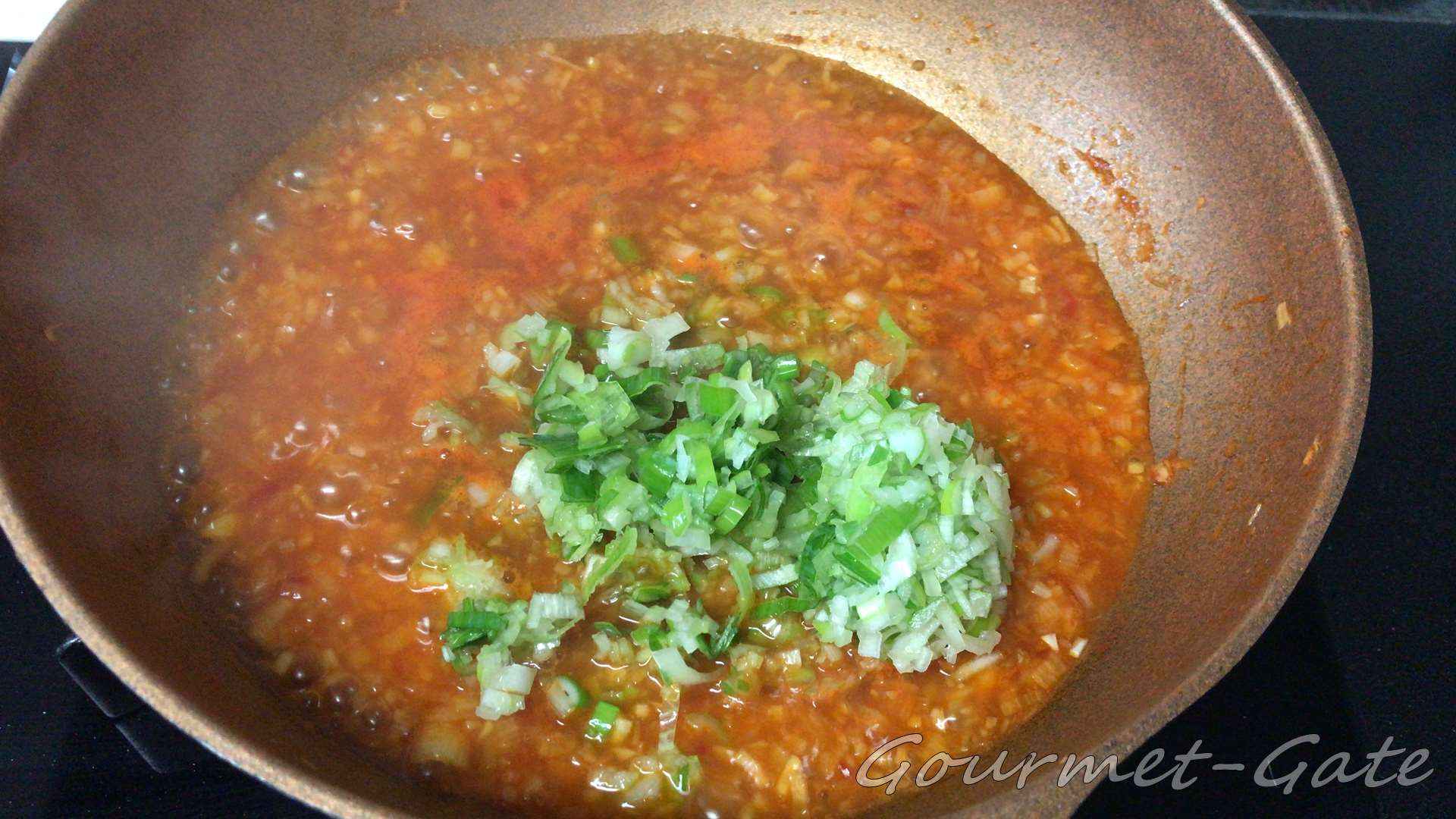 仕上げには青葱のみじん切りを加える