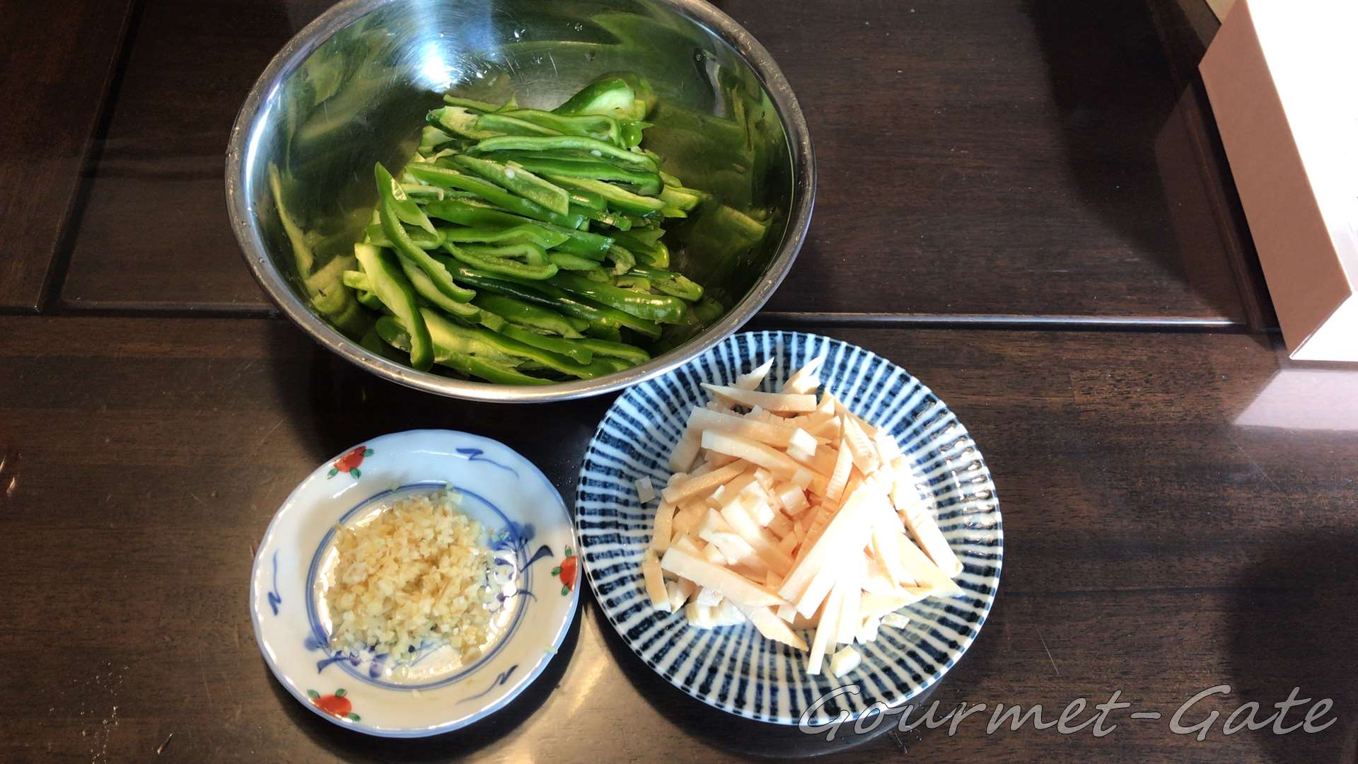 青椒肉絲の材料を用意