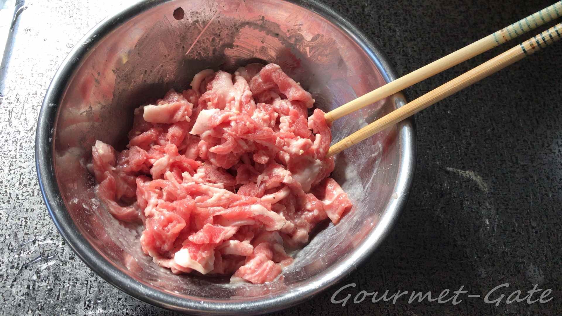 肉は片栗粉であえる