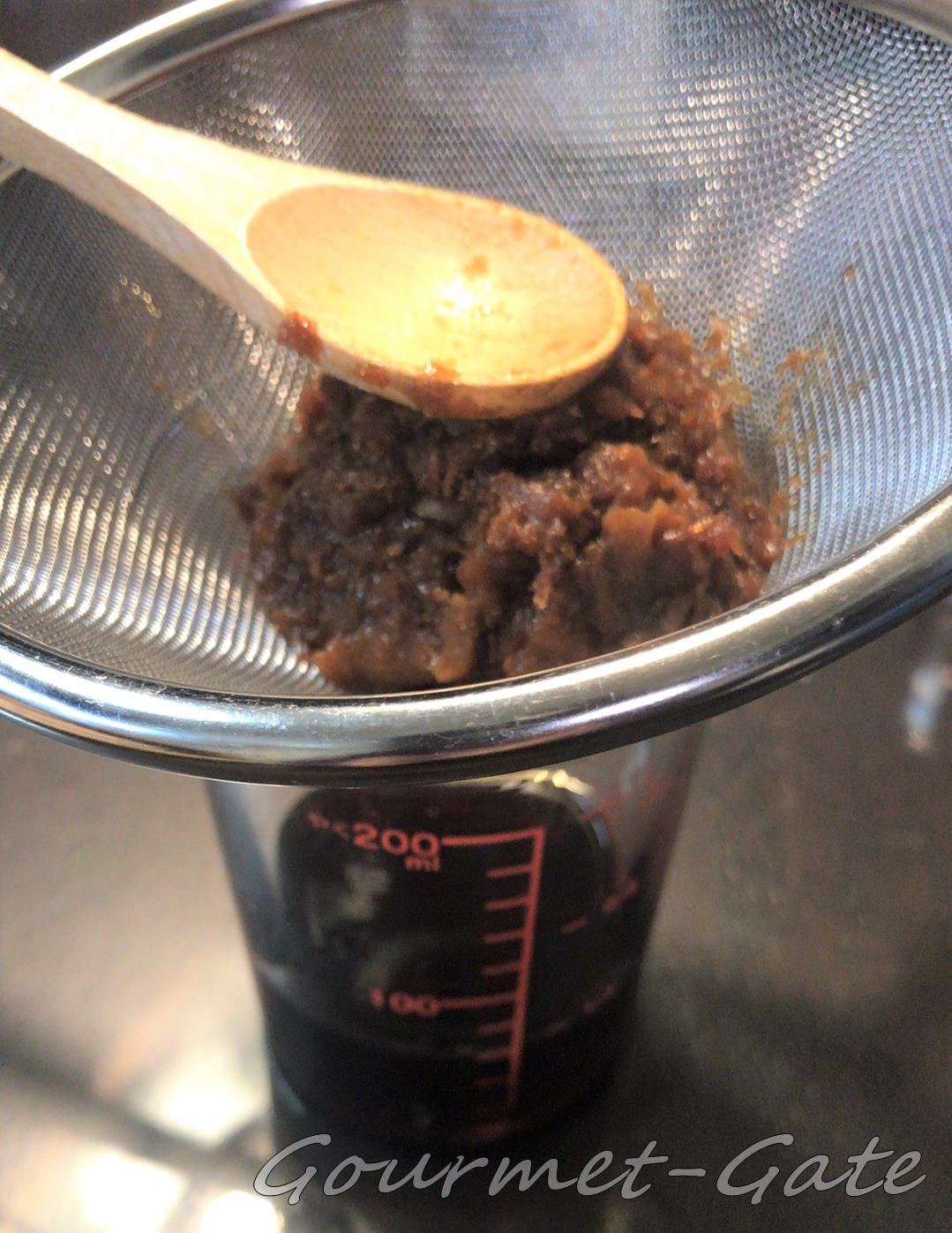 優しく鰹節の醤油をしぼる