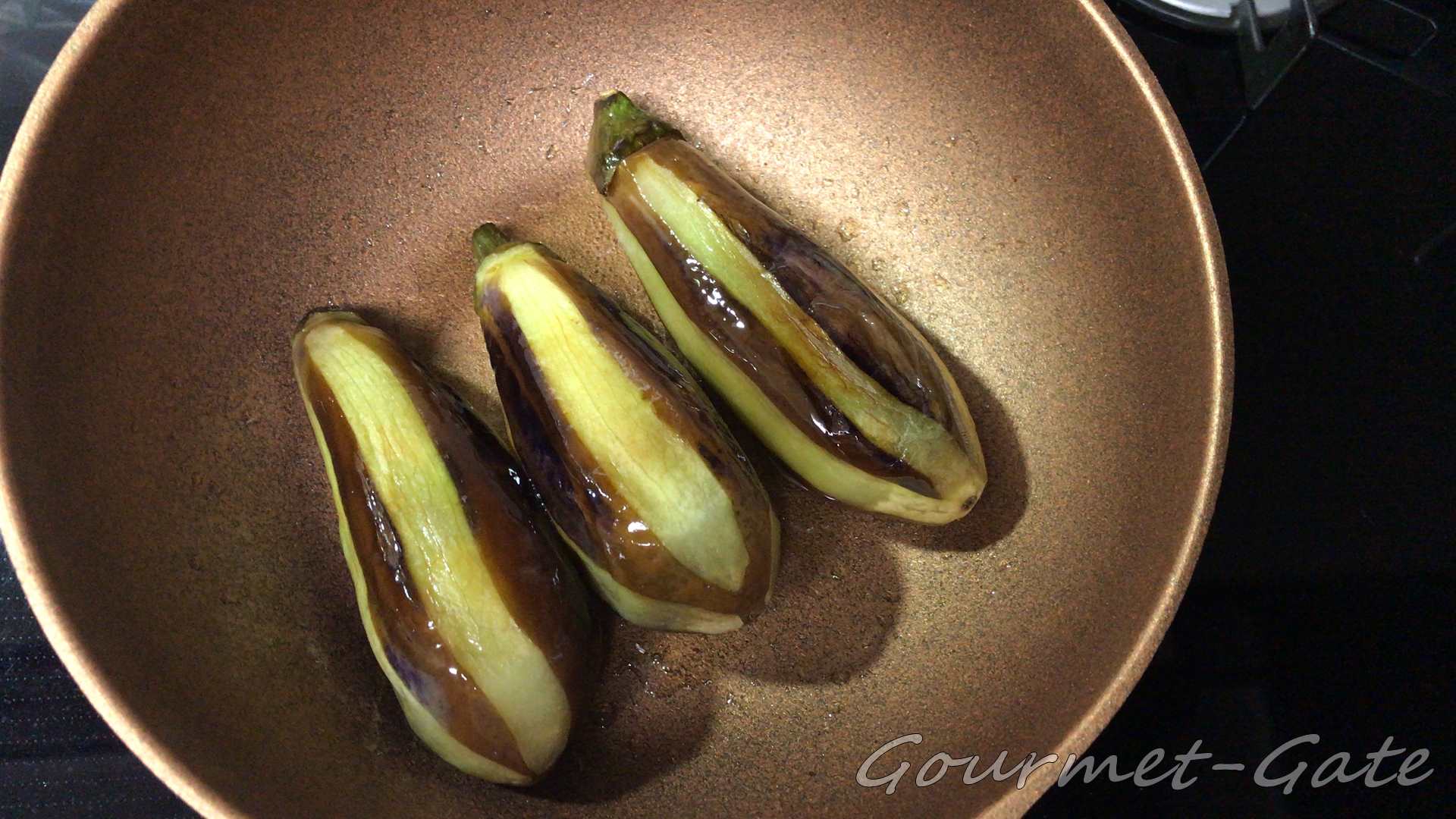 低温でじっくり茄子を焼く
