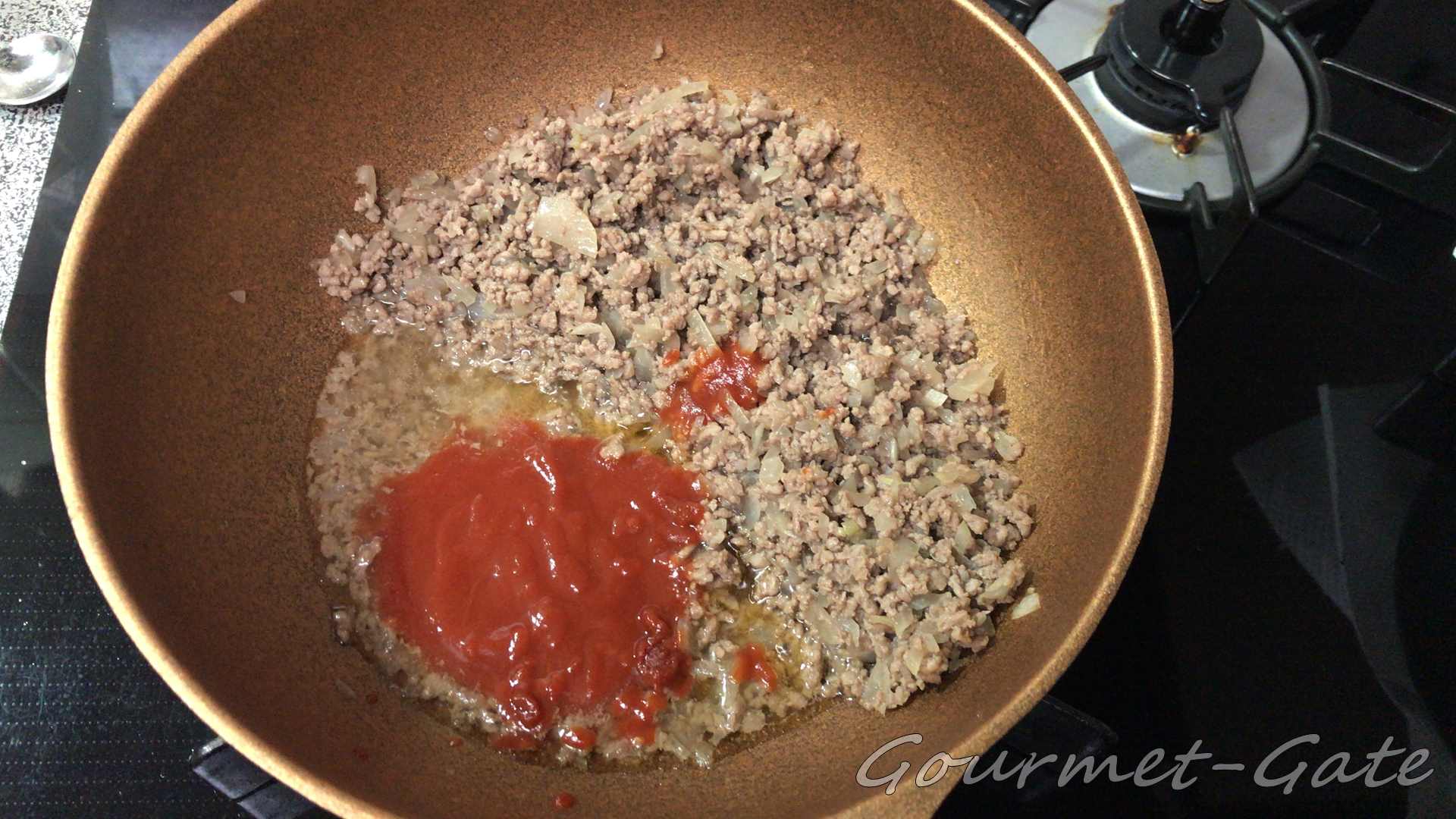 ケチャップは鍋肌で焼く