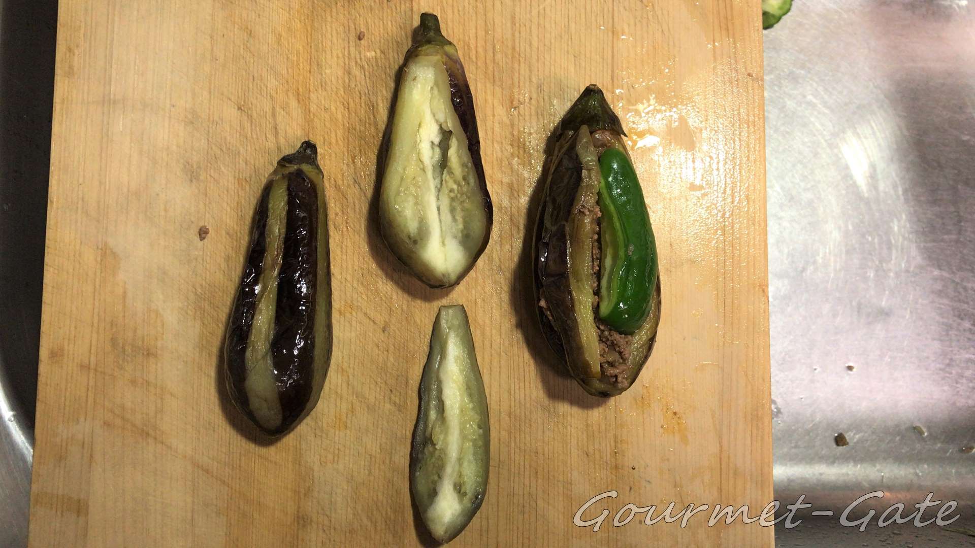 ナスを裂き、挽肉を詰める
