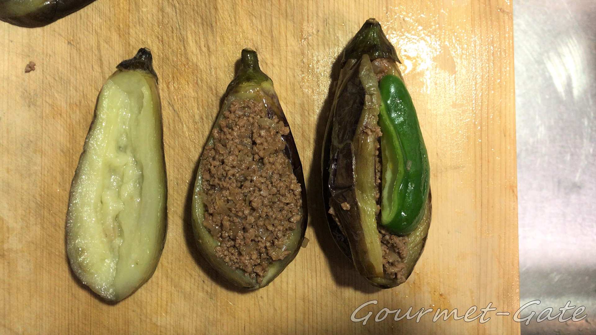 挽肉を詰めたらナスとピーマンんでフタ