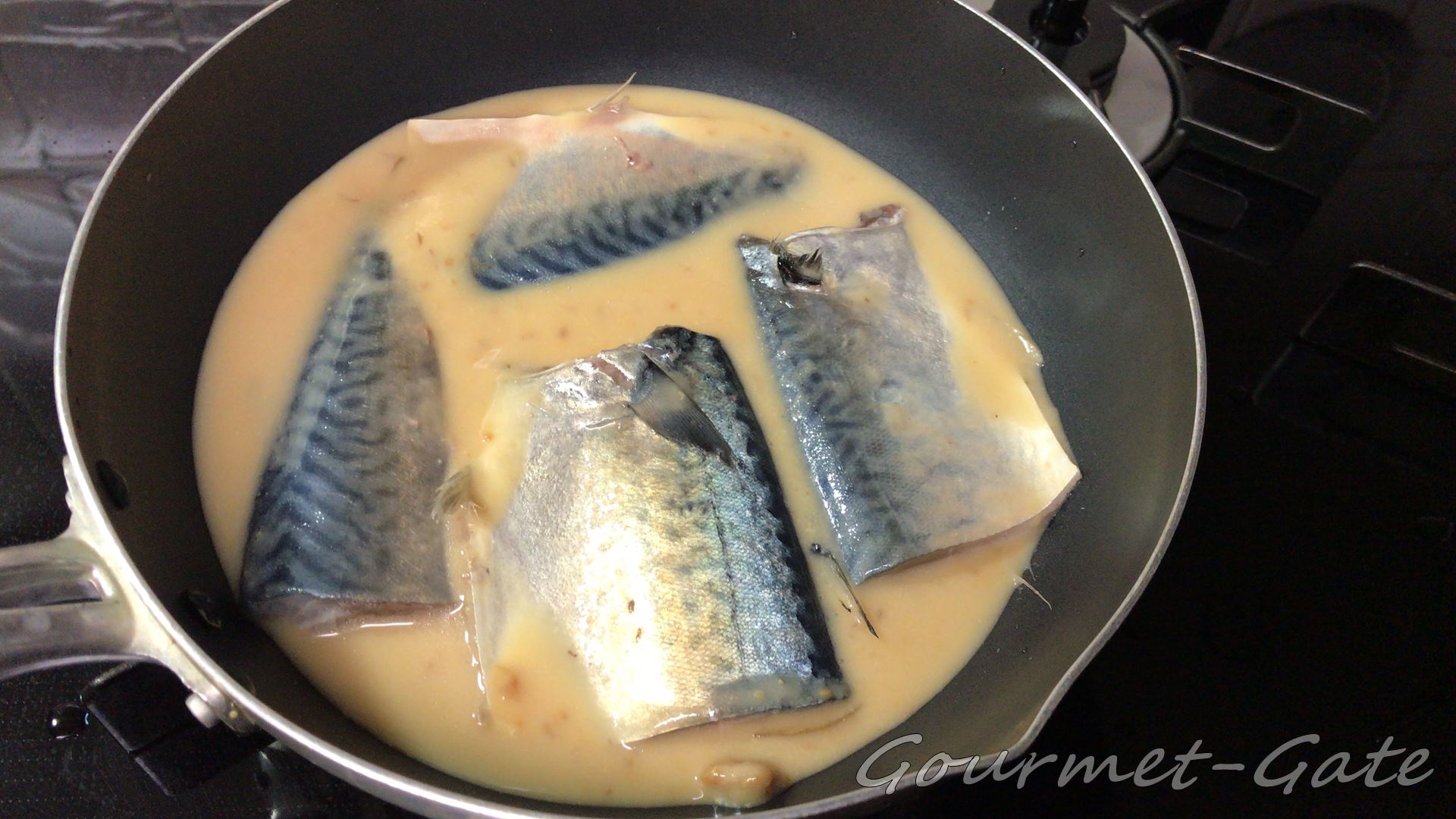 下処理したサバと調味液