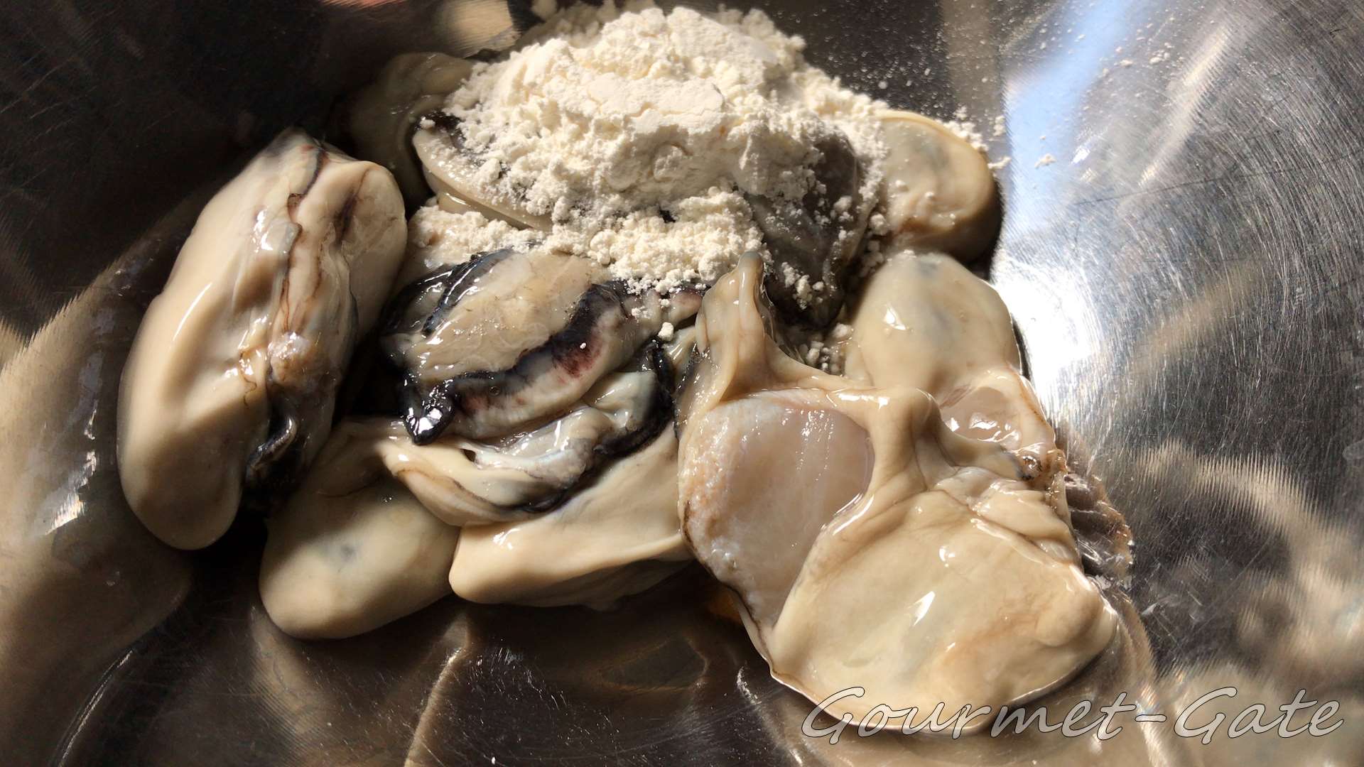 牡蠣の汚れを落とす