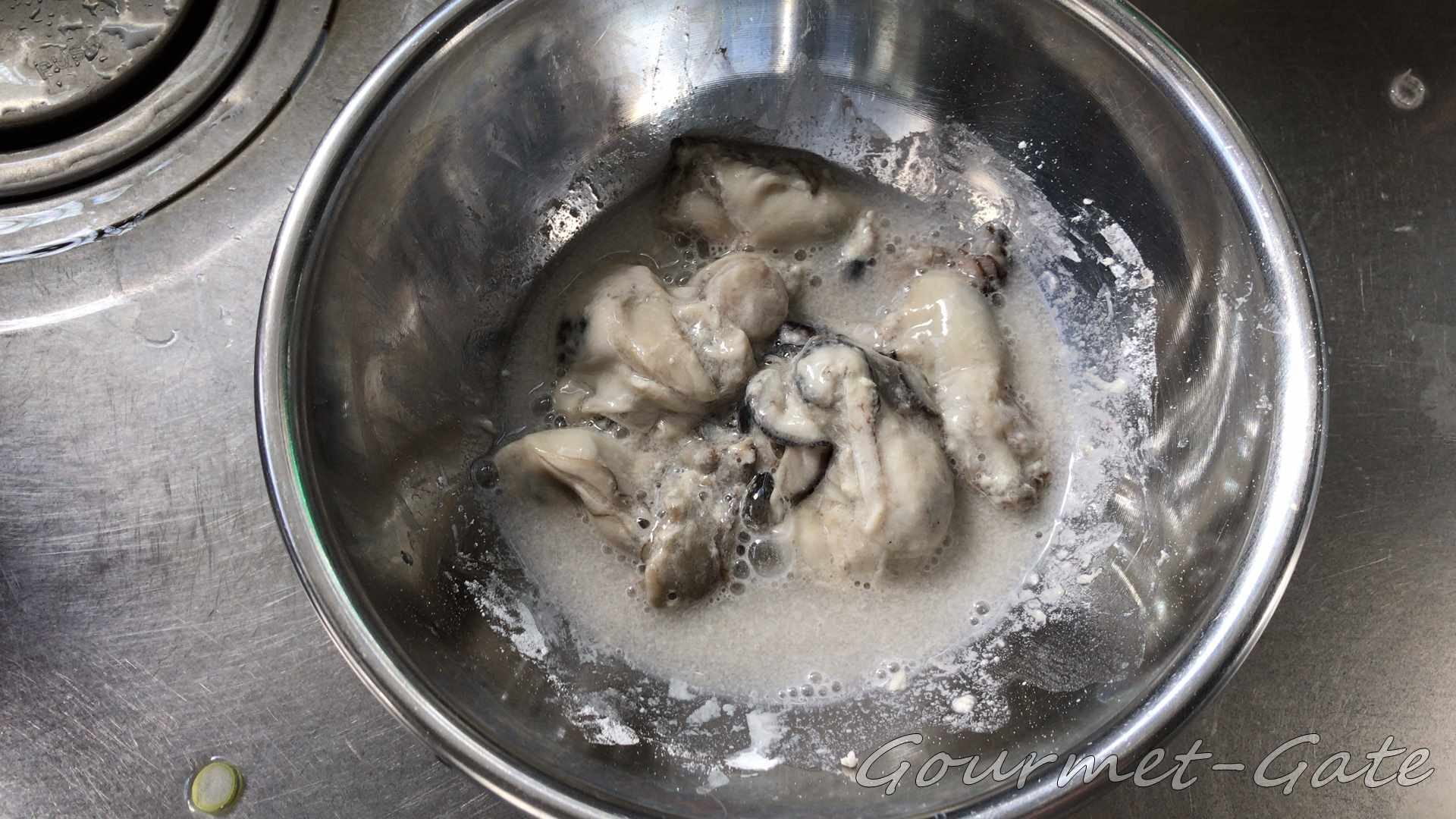 少量の水をそそぎ、洗うと汚れが出る