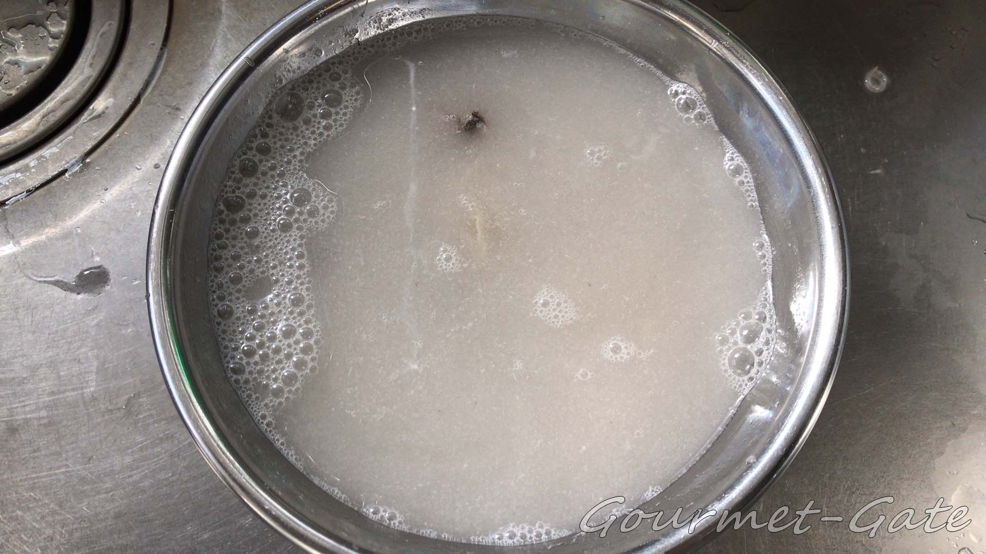たっぷりの水で優しく汚れを取る