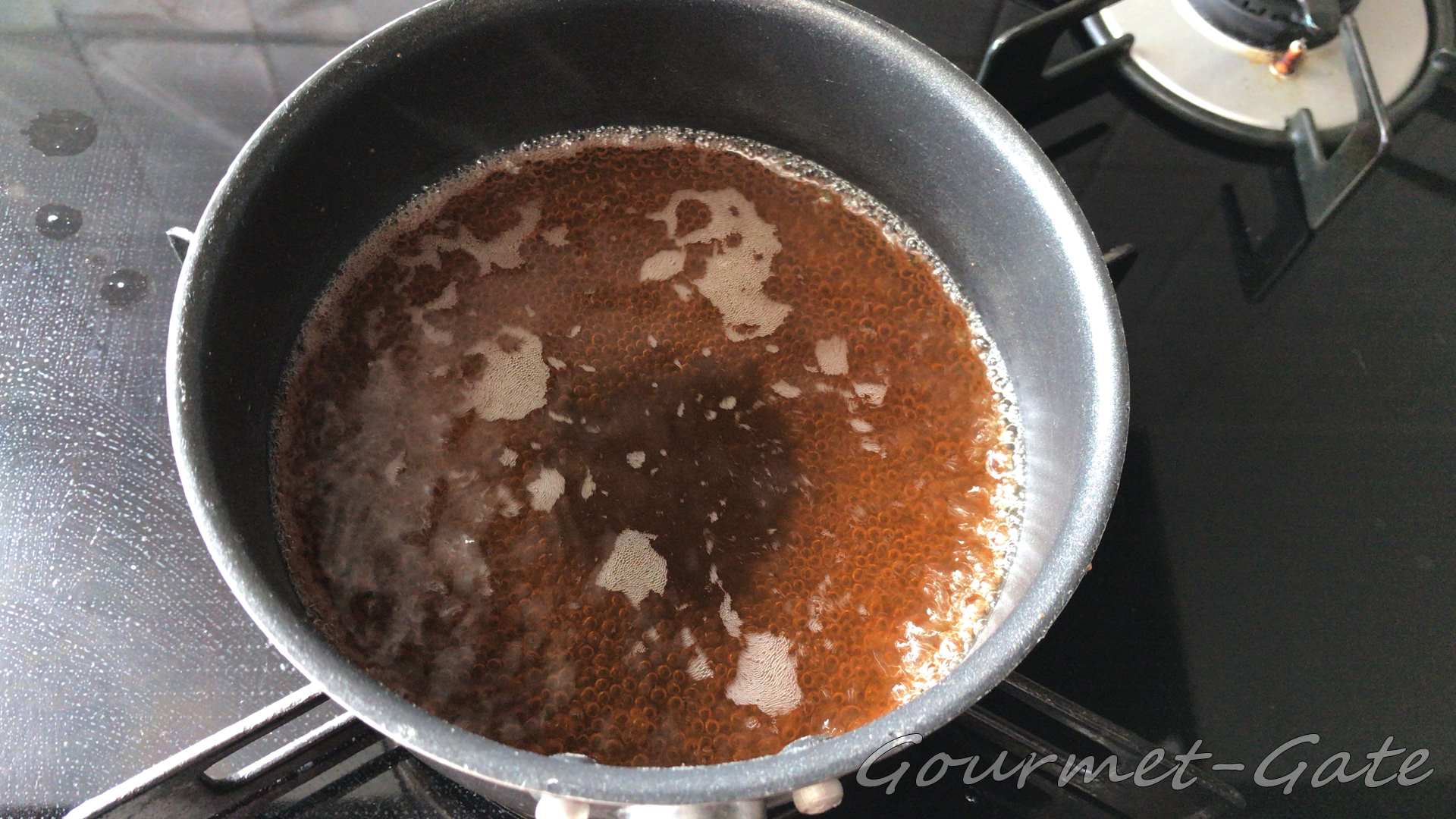 調味料を入れた水を沸かす