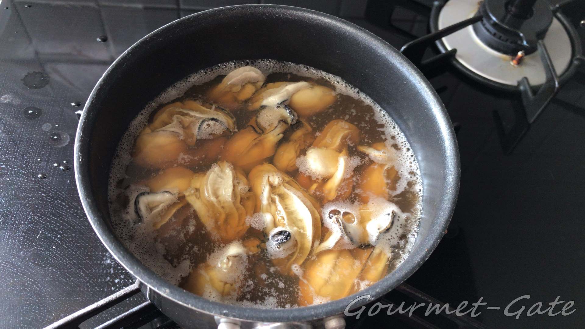 沸騰したら牡蠣を入れる