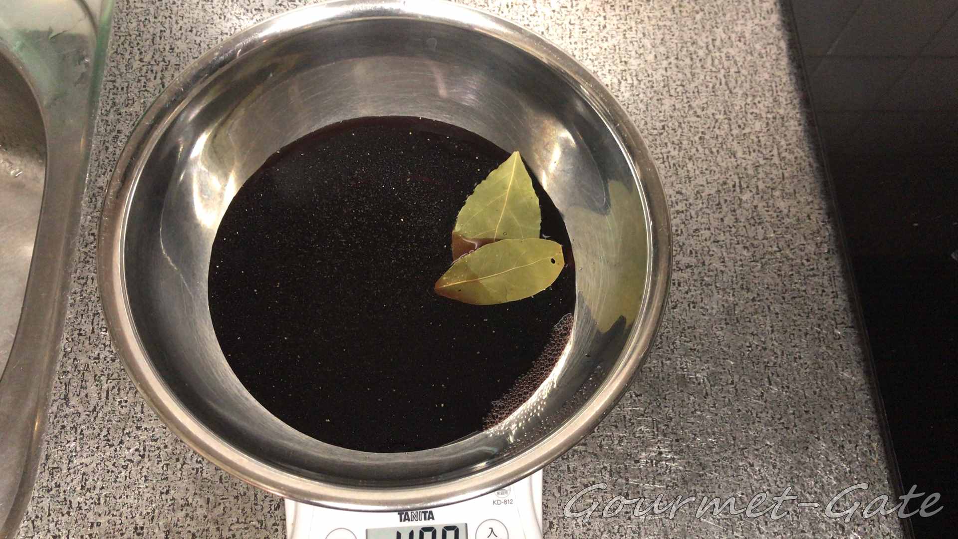 伝統的なレシピではワインに一晩鶏肉を漬ける