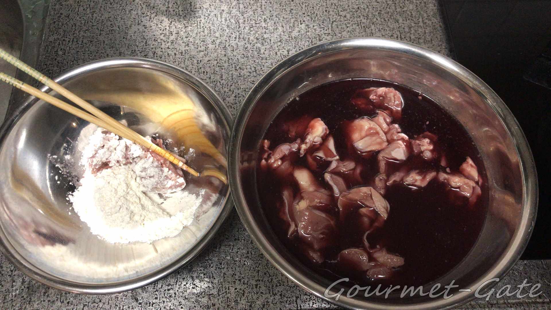 切った鶏肉を赤ワインに潜らせ、粉を付ける