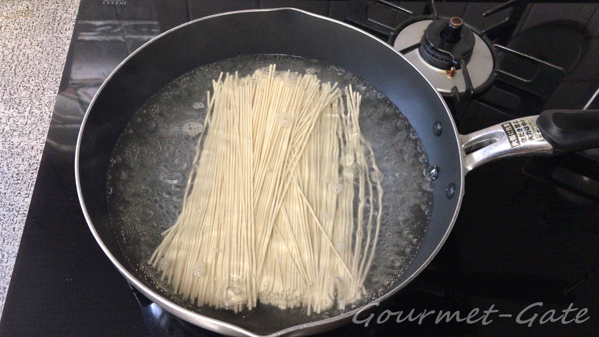 麺は棒タイプの乾麺