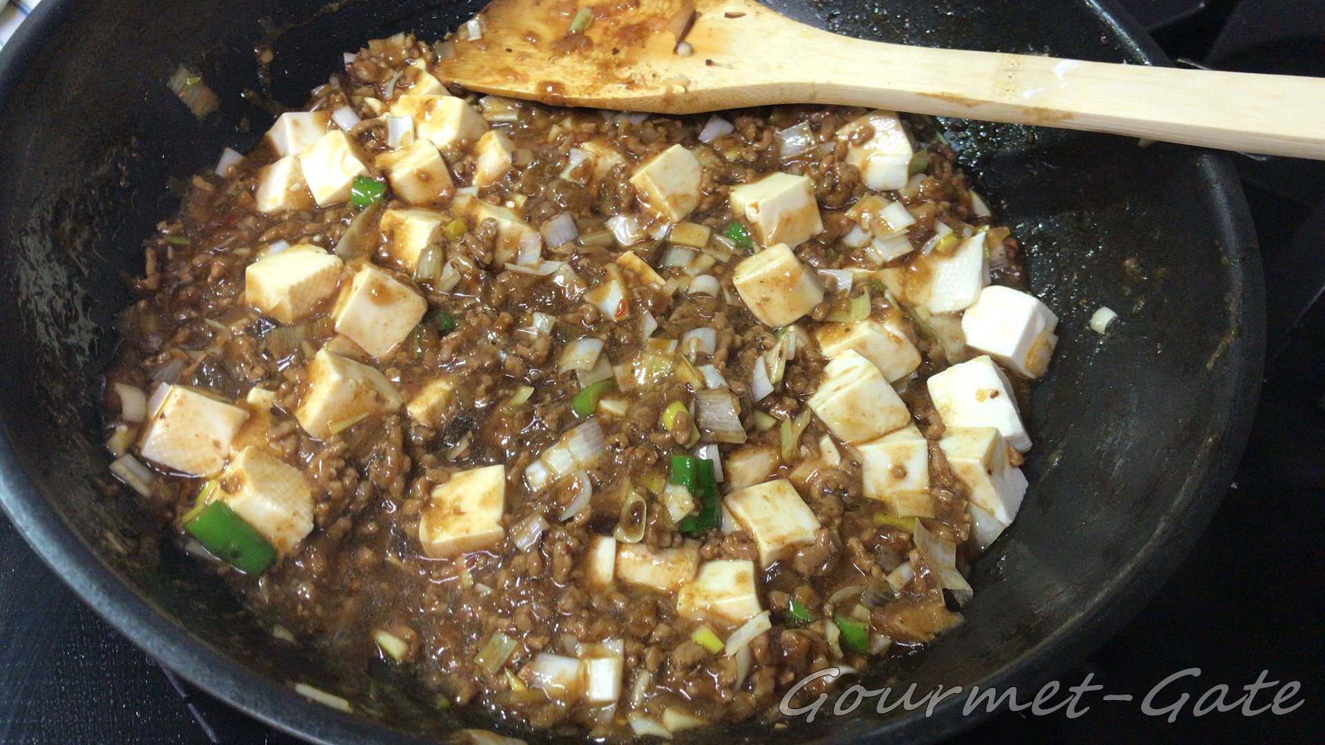 水から豆腐を取り出し、ざっくりと水をきったら和える