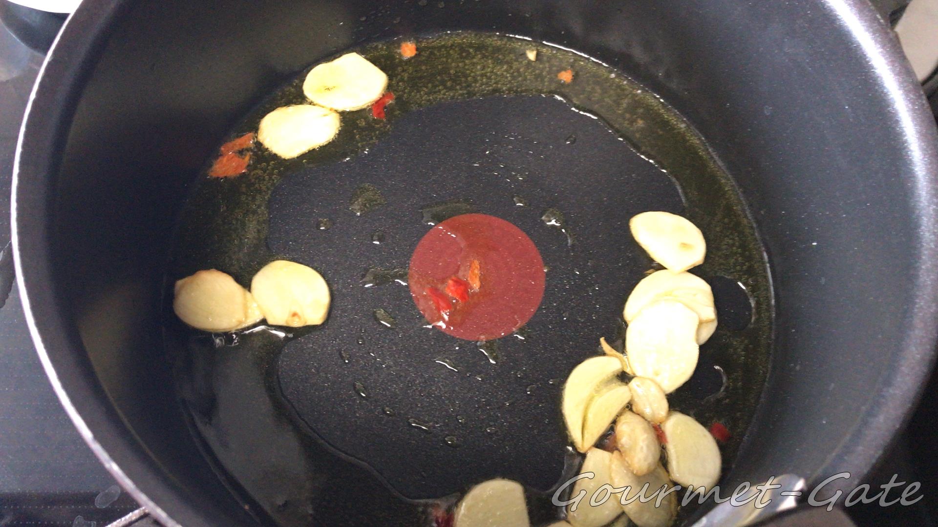 たっぷりのオイルでニンニクを炒め煮
