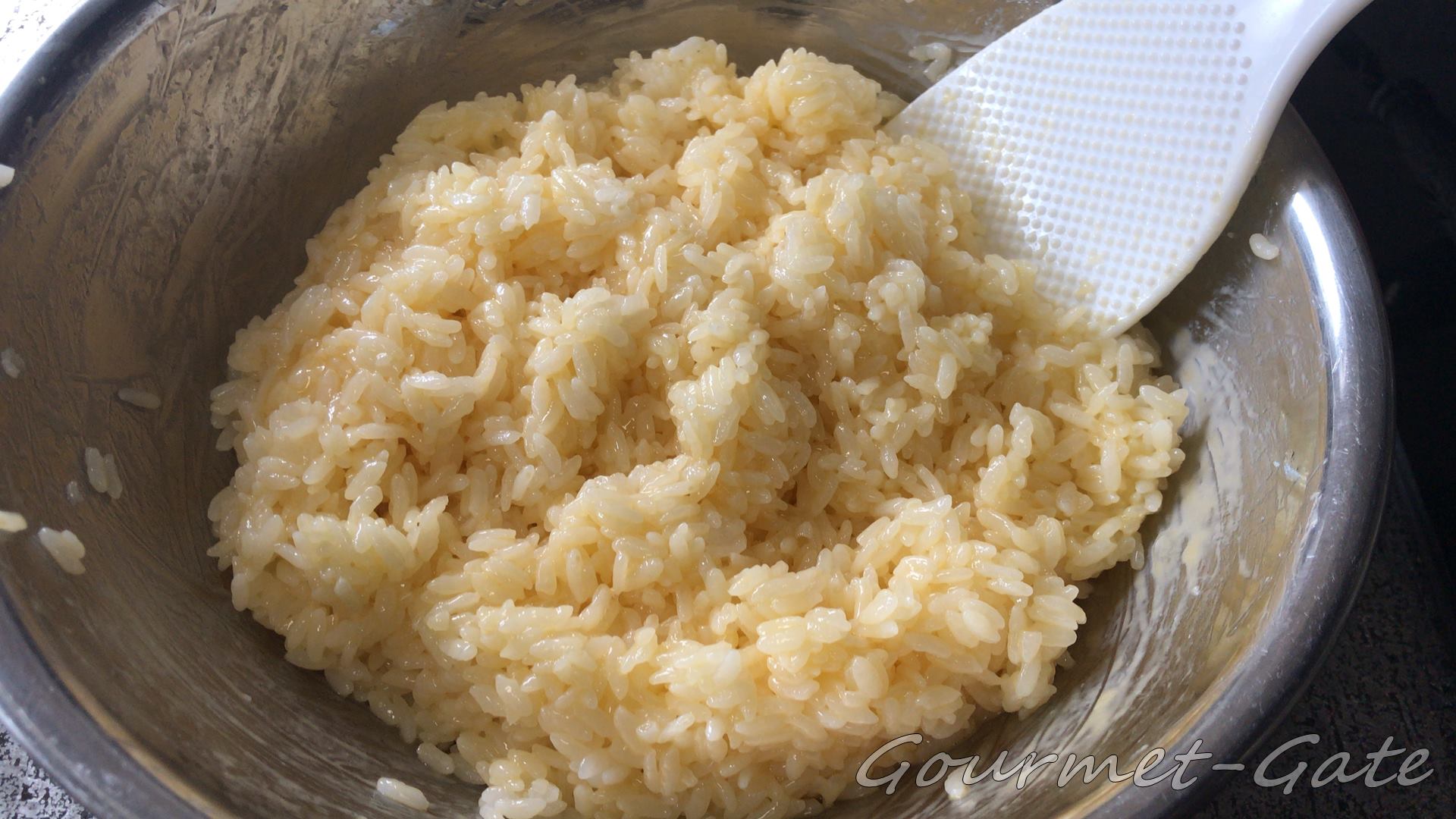 まんべんなく卵を白飯と混ぜる