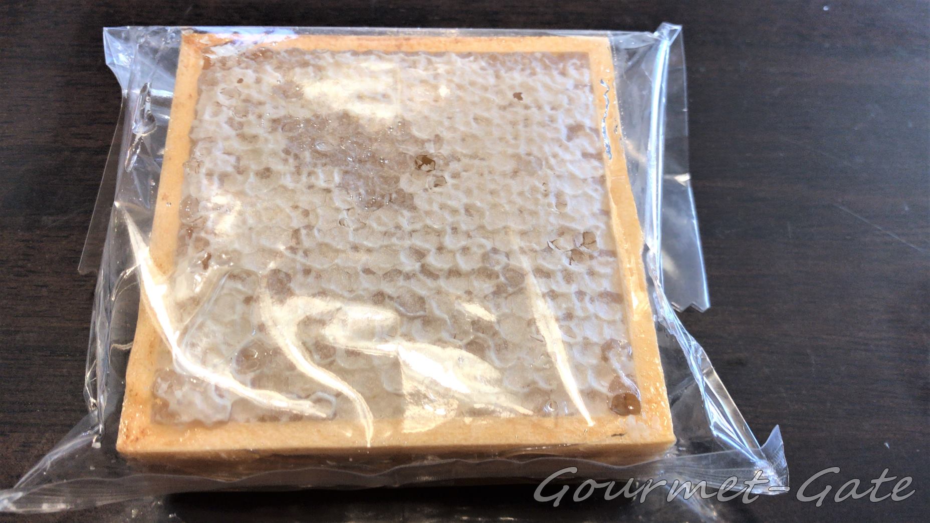 蜂の巣を丸かじりしてうまいのは蜜蝋のせいなのか？