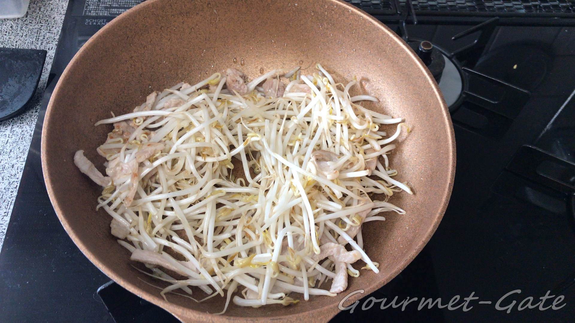 モヤシと肉をいためるよ！