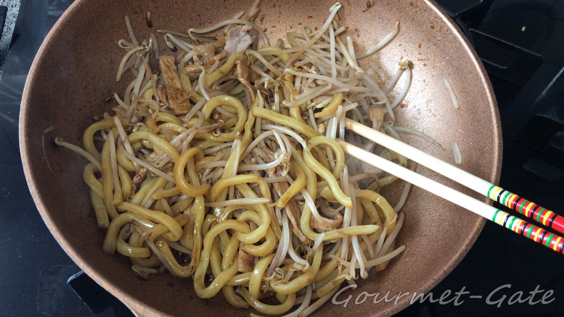 麺は切れないように優しく炒める