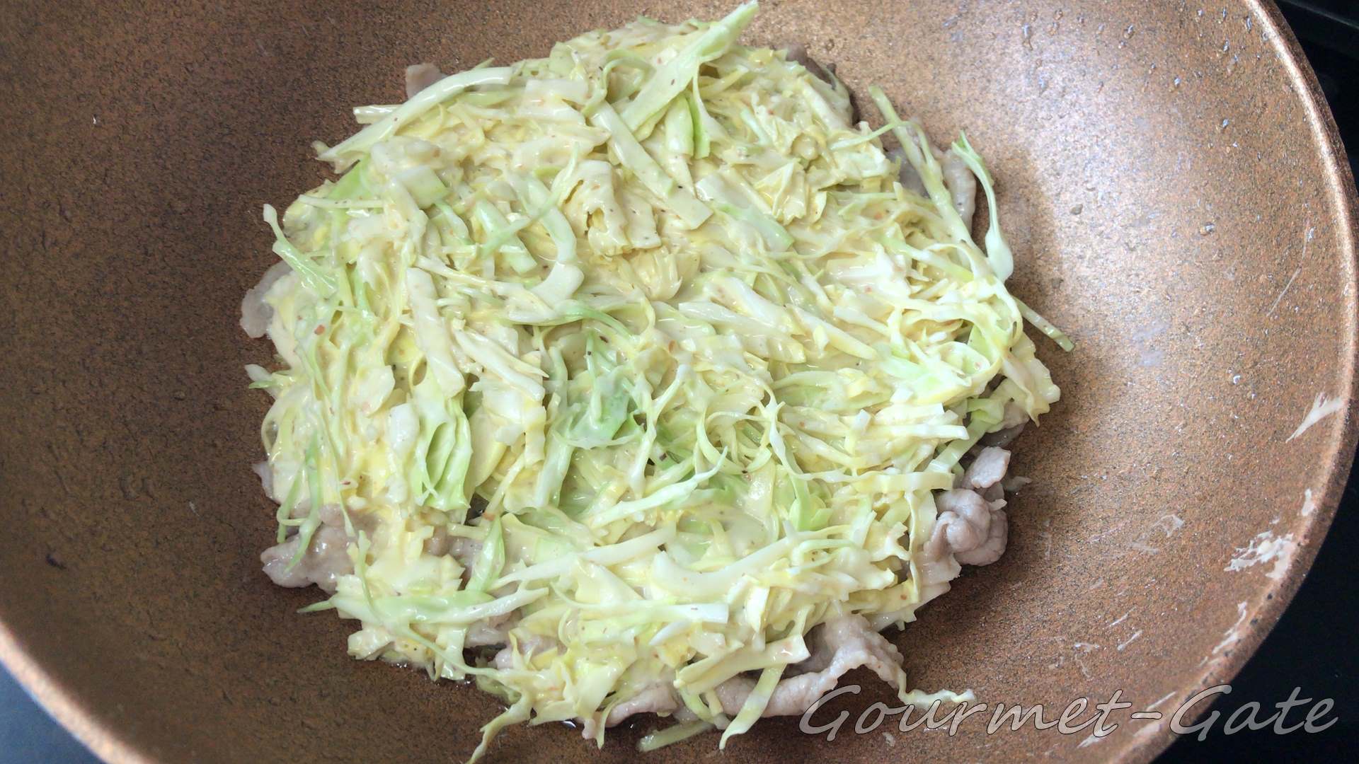 キャベツを混ぜた生地を乗せる