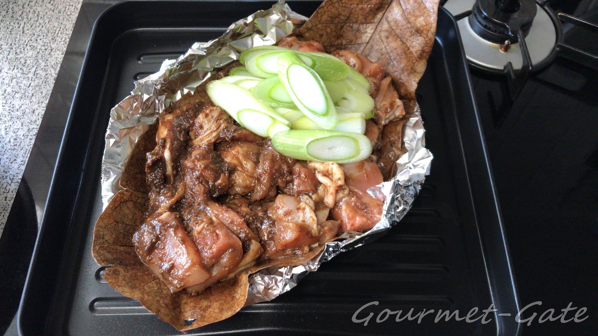 味噌が絡んだ鶏肉を乗せ、ネギの斜切りを乗せる