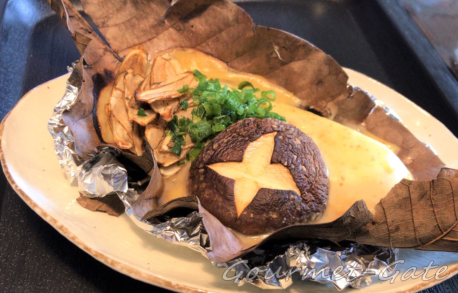 朴葉味噌のちょっと変わり種、白味噌でしいたけと豆腐、ごぼう